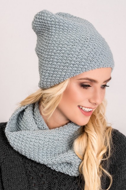 Błękitna czapka z wełny owczej i alpaki SERENE zestawiona z błękitnym kominem