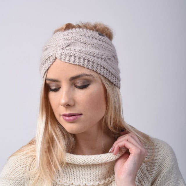 Kaszmirowo-moherowa opaska MOHAIR CLASSIC jasny beż Ręcznie robiona na drutach wełniana opaska z kaszmiru i moheru MOHAIR CLASSIC - kolor jasny beż zestawiona z beżowym swetrem