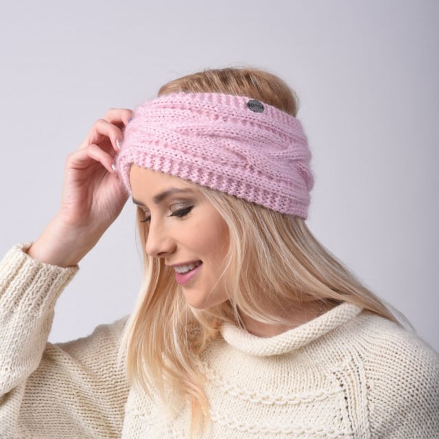 Kaszmirowo-moherowa opaska MOHAIR CLASSIC róż Ręcznie robiona na drutach wełniana opaska z kaszmiru i moheru MOHAIR CLASSIC - kolor pastelowy róż zestawiona z beżowym swetrem