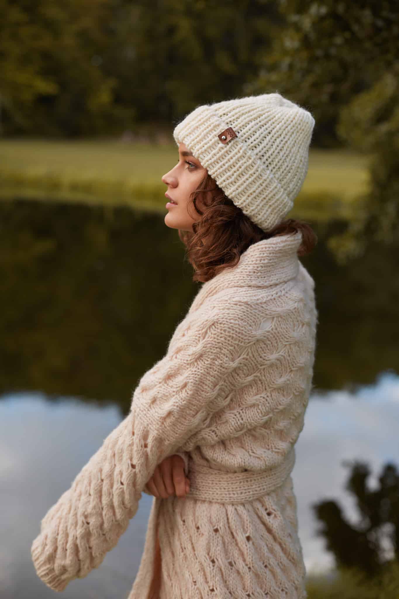 Czapka wełniana SOFFY Czapka wełniana SOFFY w kolorze jasnobeżowym zestawiona z jasnobeżowym kardiganem o wyraźnym splocie.