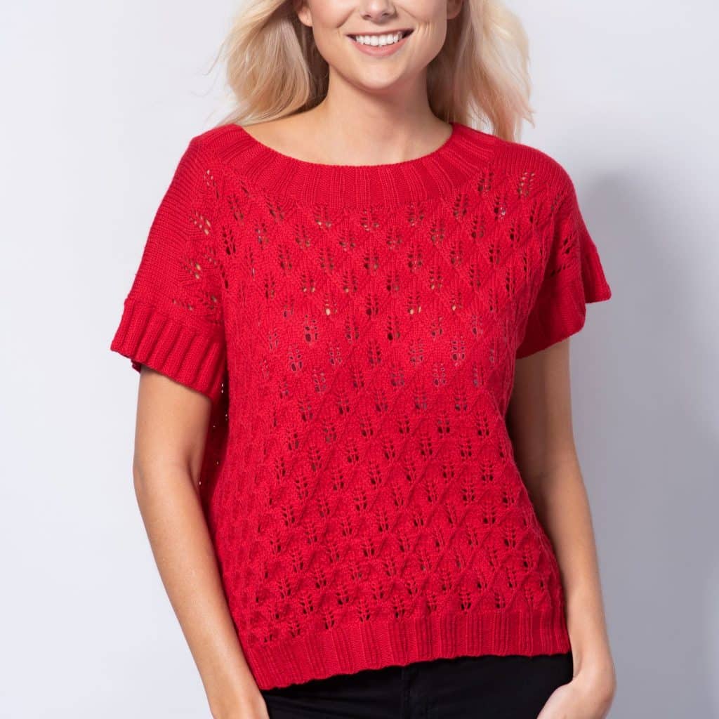 Czerwona wełniana bluzka ręcznie robiona na drutach z wełny merynosa z krótkim rękawem i ściągaczami