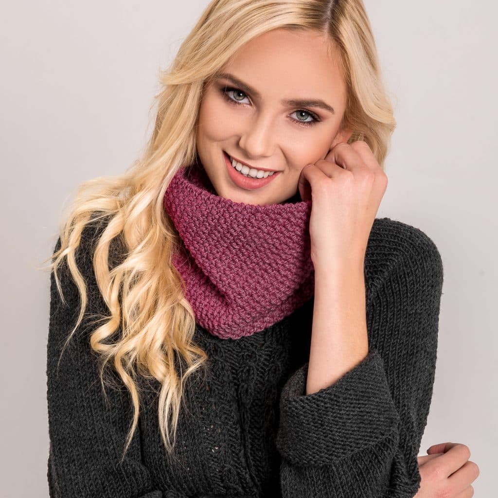 Malinowy wełniany komin robiony ręcznie na drutach zestawiony z ciemnoszarym swetrem