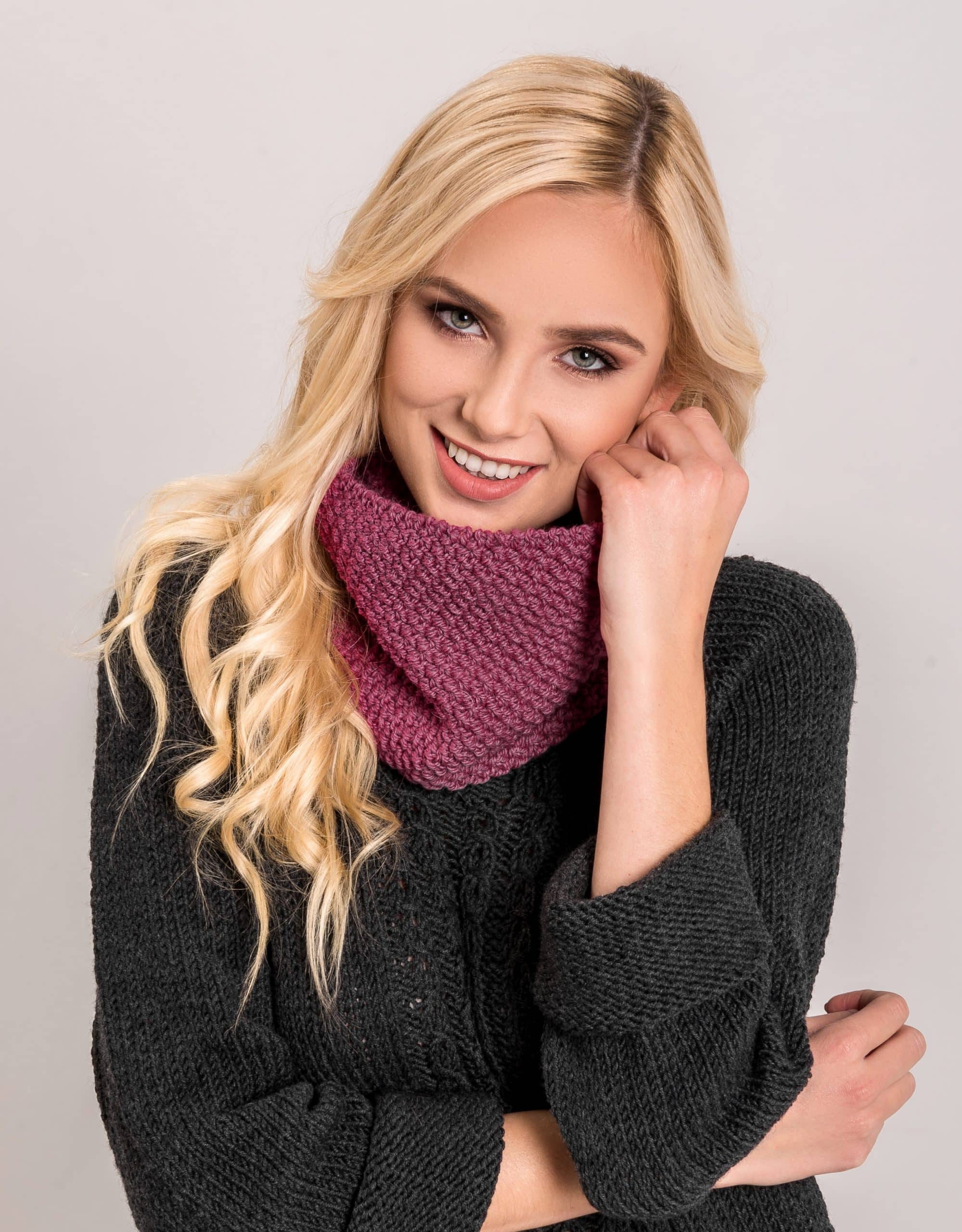 SERENE malina - wełniany komin robiony ręcznie Malinowy wełniany komin robiony ręcznie na drutach zestawiony z ciemnoszarym swetrem