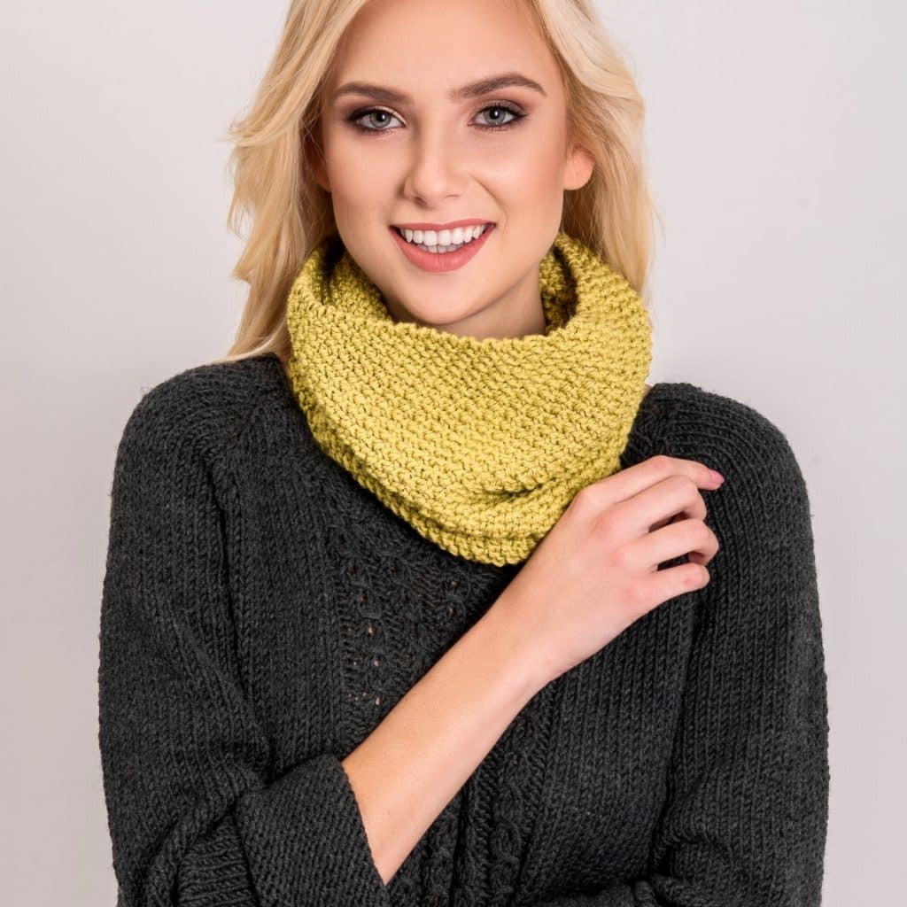 Komin handmade z wełny alpaki w kolorze oliwkowym SERENE z ciemnoszarym swetrem