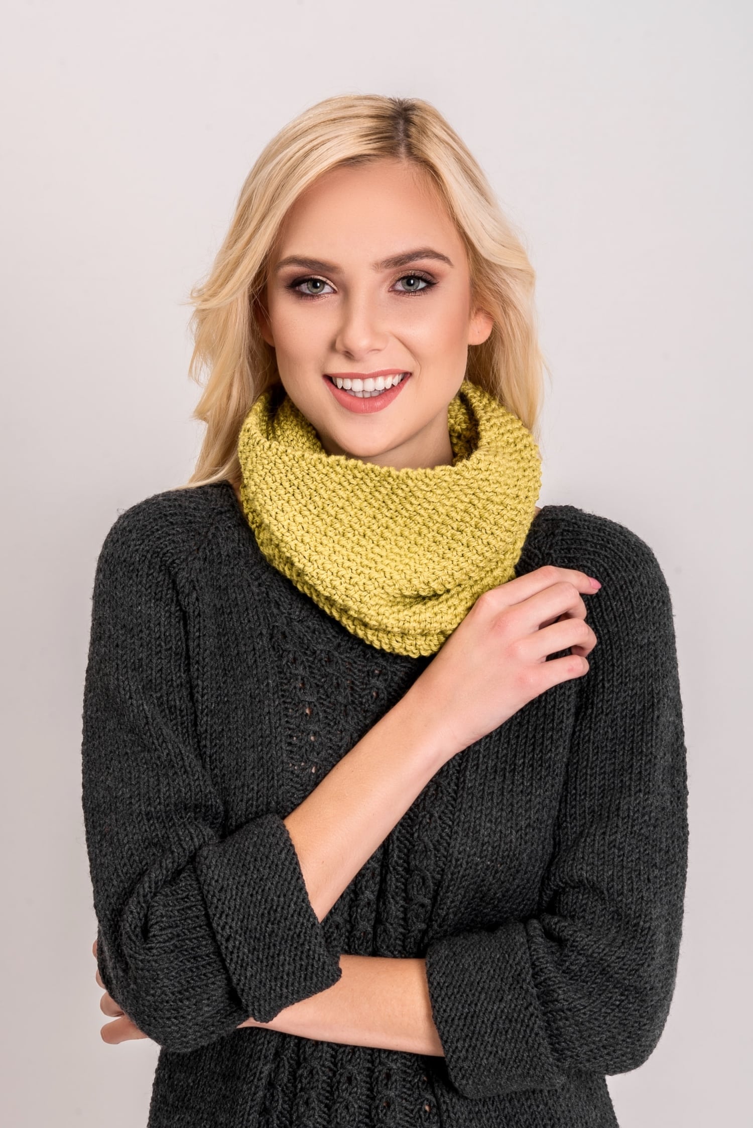 SERENE - oliwka komin handmade Komin handmade z wełny alpaki w kolorze oliwkowym SERENE z ciemnoszarym swetrem