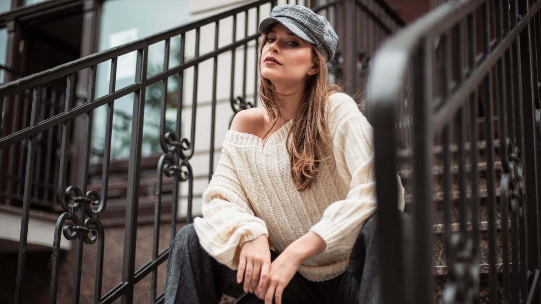 Sweter wełniany na drutach z szarym kaszkietem