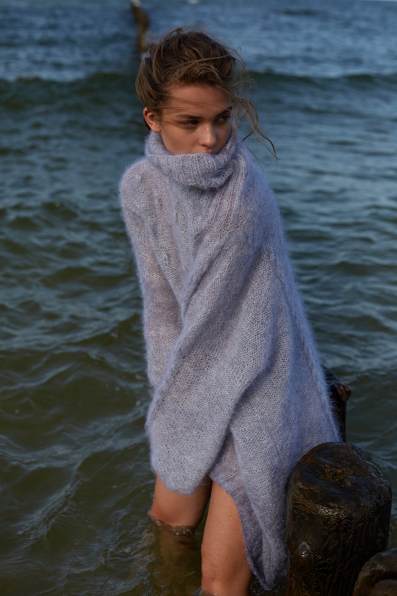 Aleksandra Suska 11internet Modelka we wrzosowej wełnianej sukience z kolekcji Aleksandy Suskiej na tle morza