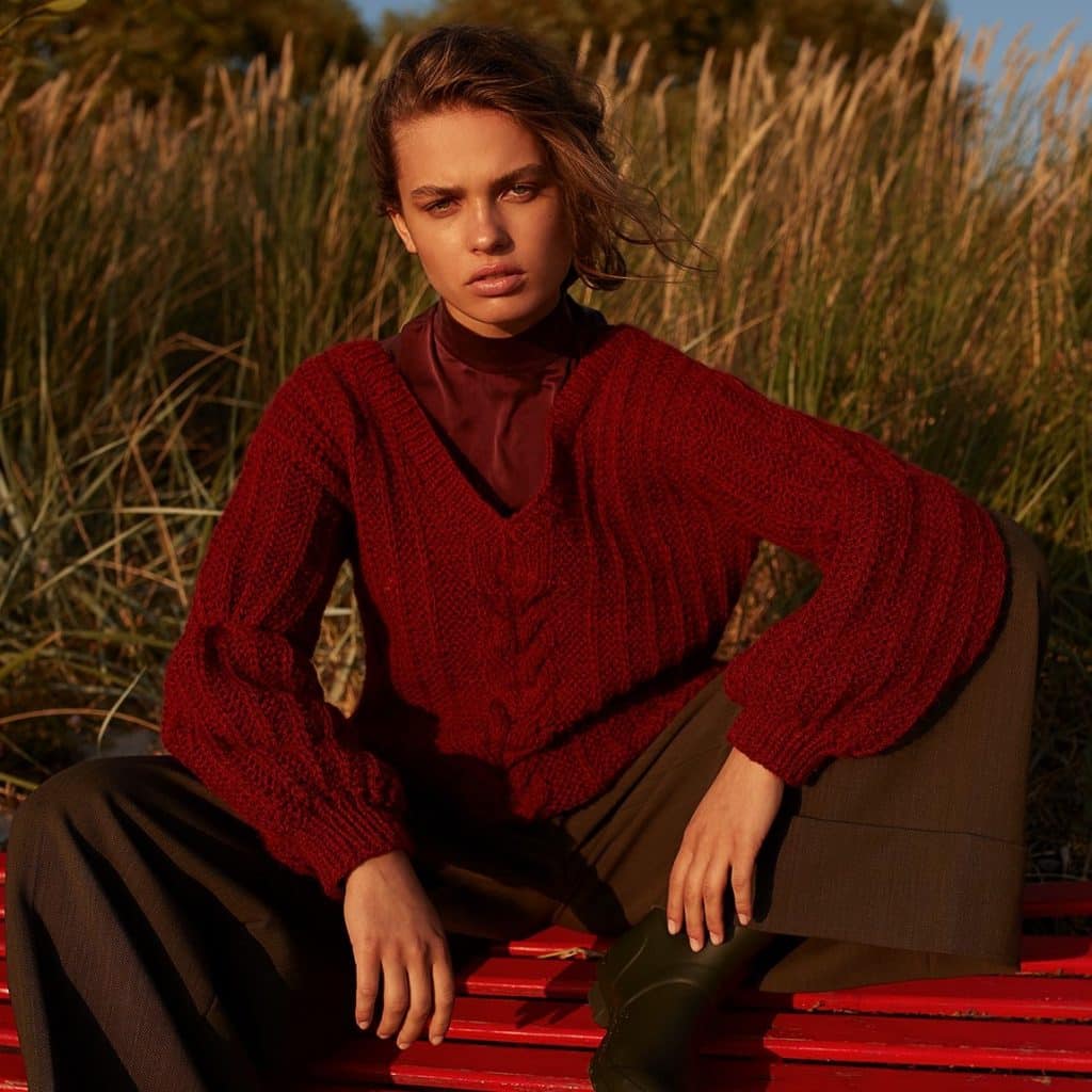 Sweter z alpaki robiony ręcznie CHILL TIME V-NECK czerwony z bufiastymi rękawami z brązowymi spodniami