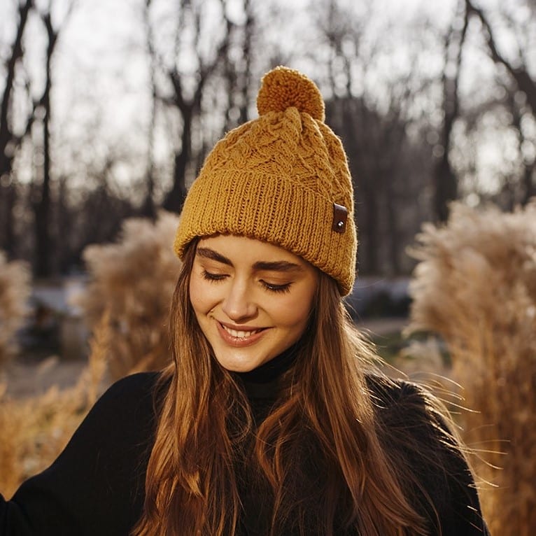 Czapka wełniana z pomponem CLASSIC No 3 miodowa Czapka wełniana z pomponem handmade CLASSIC No 3 miodowa