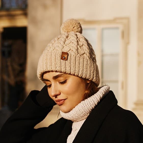 Czapka wełniana z pomponem CLASSIC No 4 beżowa Czapka wełniana z pomponem handmade CLASSIC No 4 beżowa