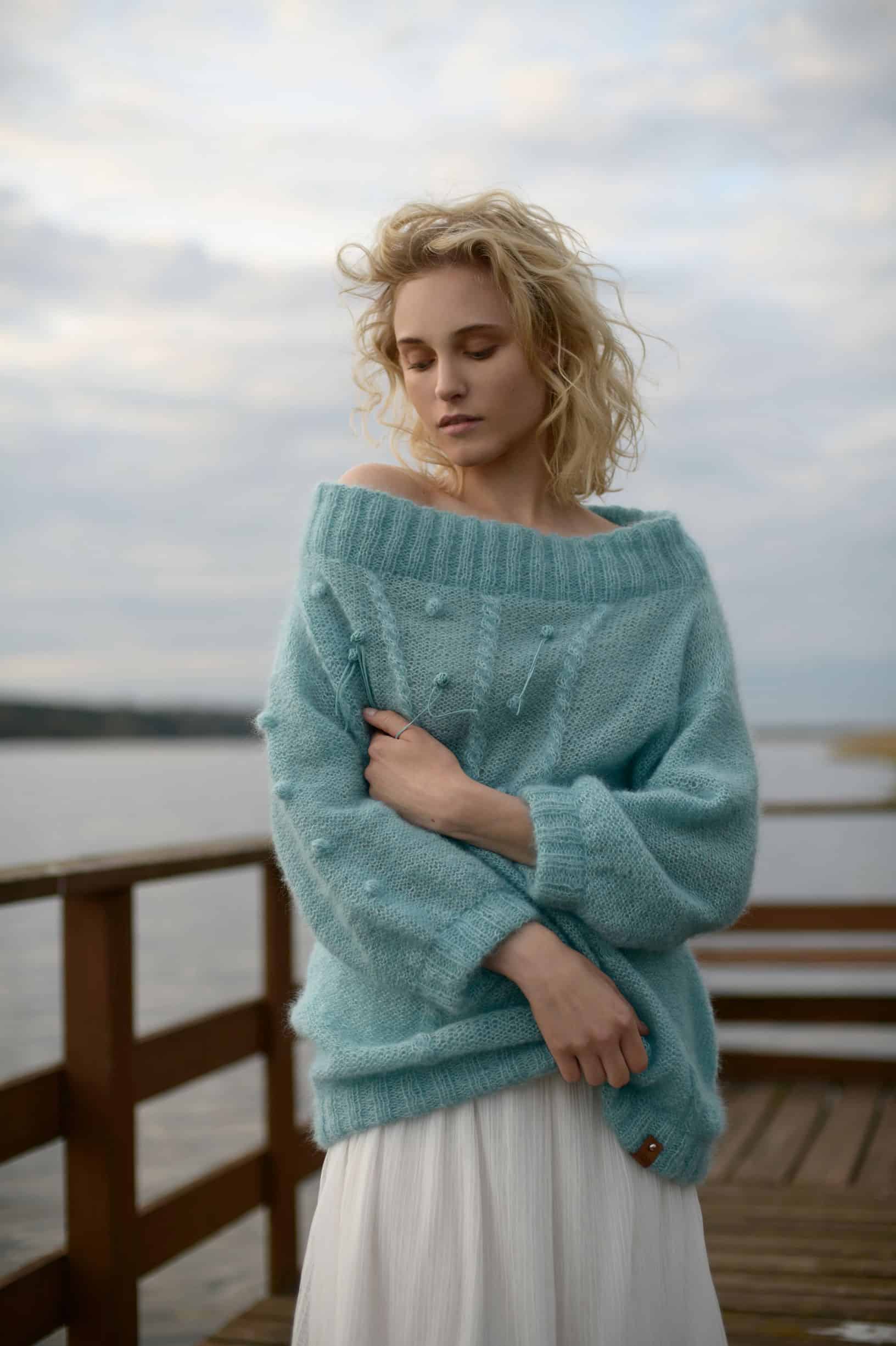 Sweter moherowy LA VIDA No 2 niebieski Sweter moherowy handmade LA VIDA No 2 niebieski z przodu