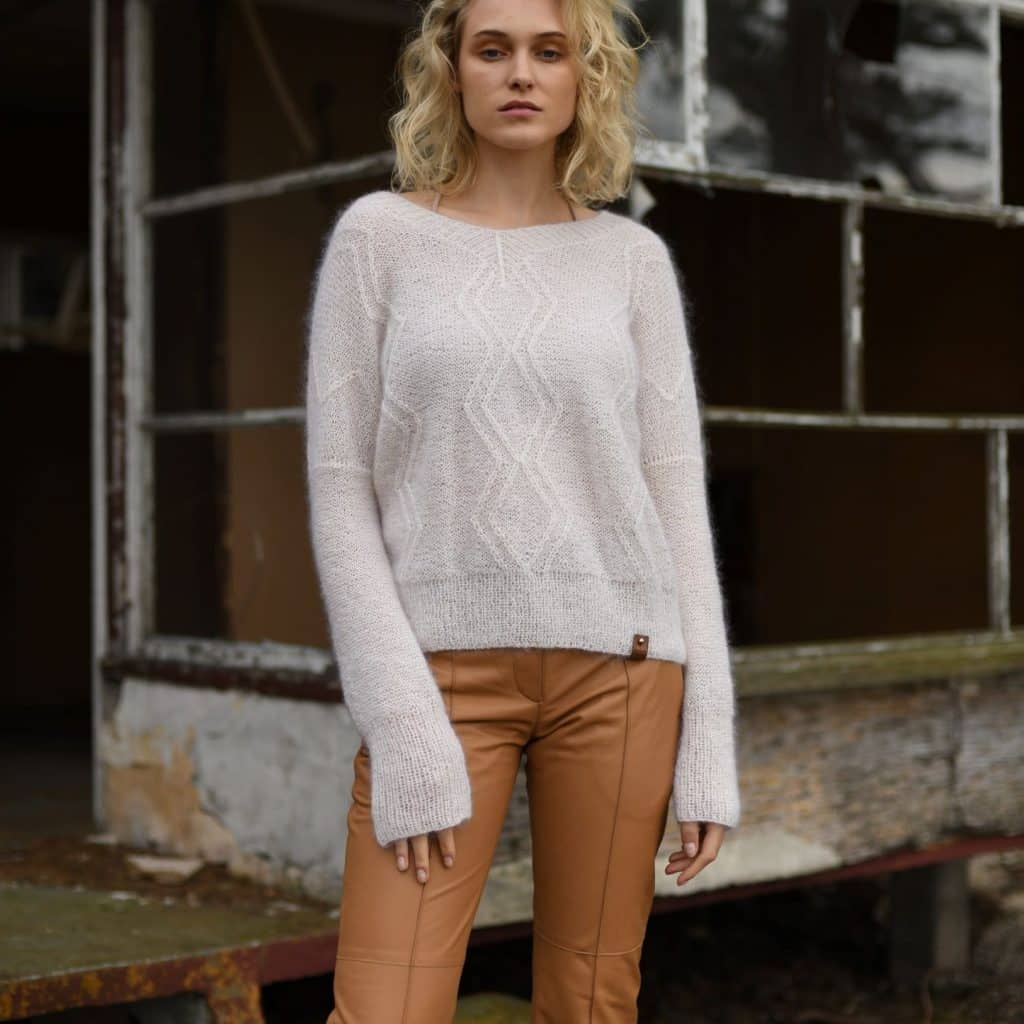 Sweter z moheru i alpaki handmade LA VIDA V-neck biały