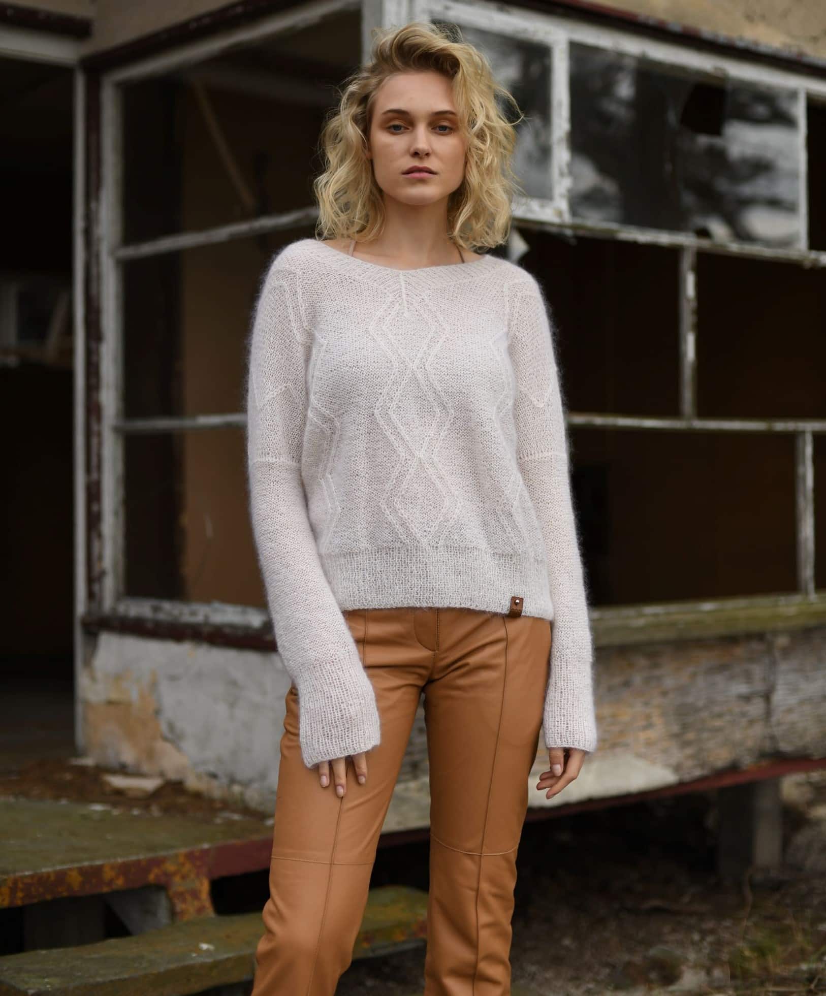 Sweter z moheru i alpaki LA VIDA V-neck Sweter z moheru i alpaki handmade LA VIDA V-neck biały