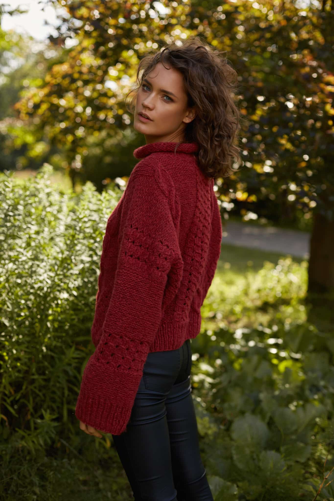 Sweter z merynosa i alpaki HANDMADE - ELEMENT No 4 Czerwony sweter oversize ręcznie robiony na drutach z wełny merynosa i alpaki ELEMENT No 4 - widok na modelce z boku