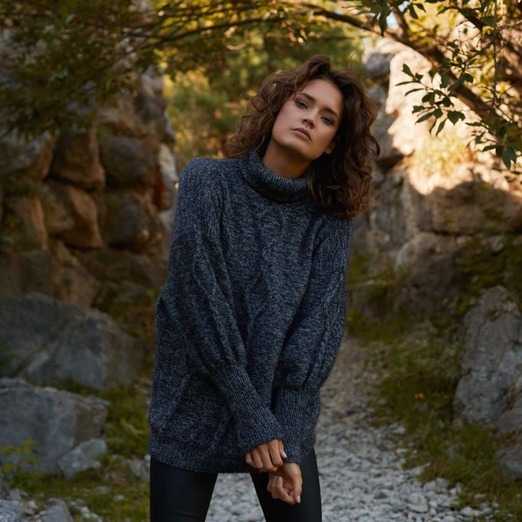 Szary golf z alpaki i moheru handmade ELEMENT TURTLENECK No 1 - widok z przodu na modelce