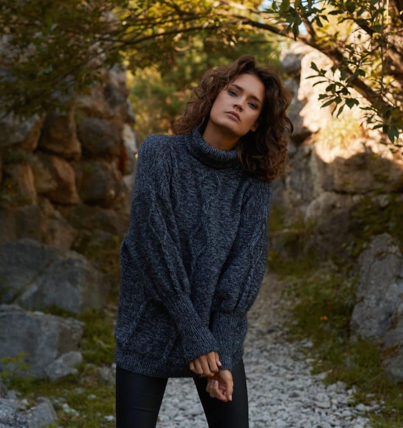 Golf z alpaki i moheru handmade ELEMENT TURTLENECK No 1 przód Szary golf z alpaki i moheru handmade ELEMENT TURTLENECK No 1 - widok z przodu na modelce