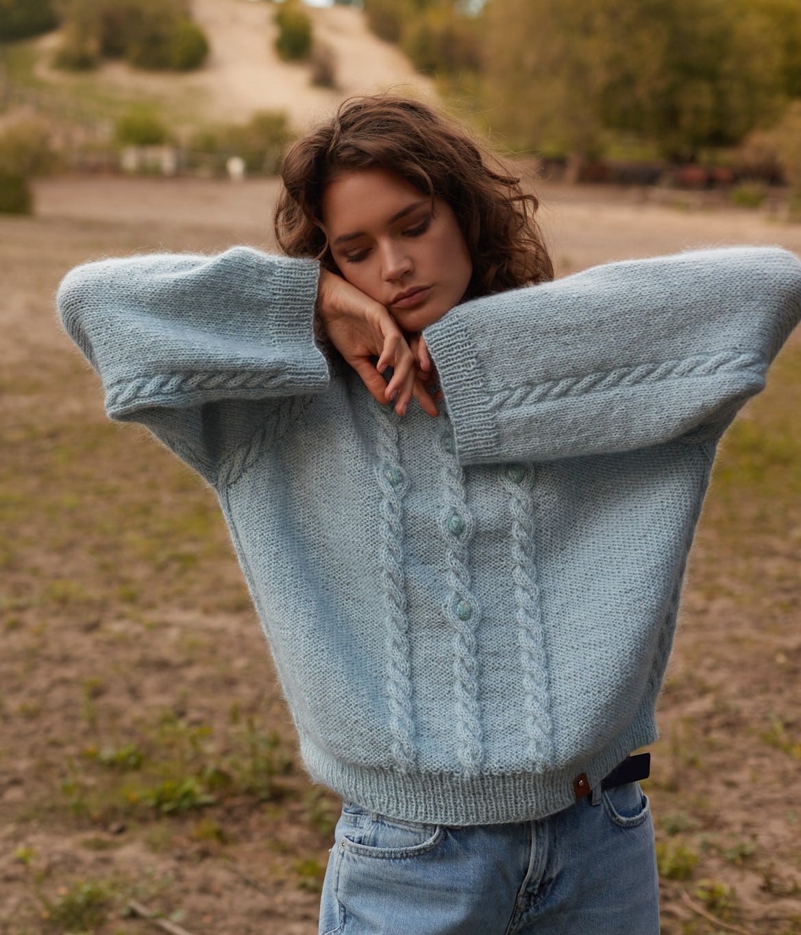 Błękitny sweter z merynosa i alpaki ELEMENT No 1 Błękitny sweter ręcznie robiony na drutach z merynosa i alpaki ELEMENT No 1 - widok z przodu na modelce