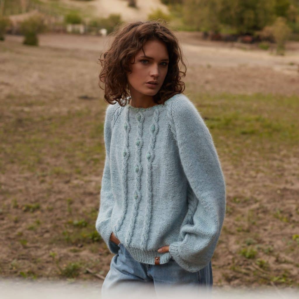 Błękitny sweter z alpaki i moheru handmade ELEMENT No 1 - widok z boku na modelce