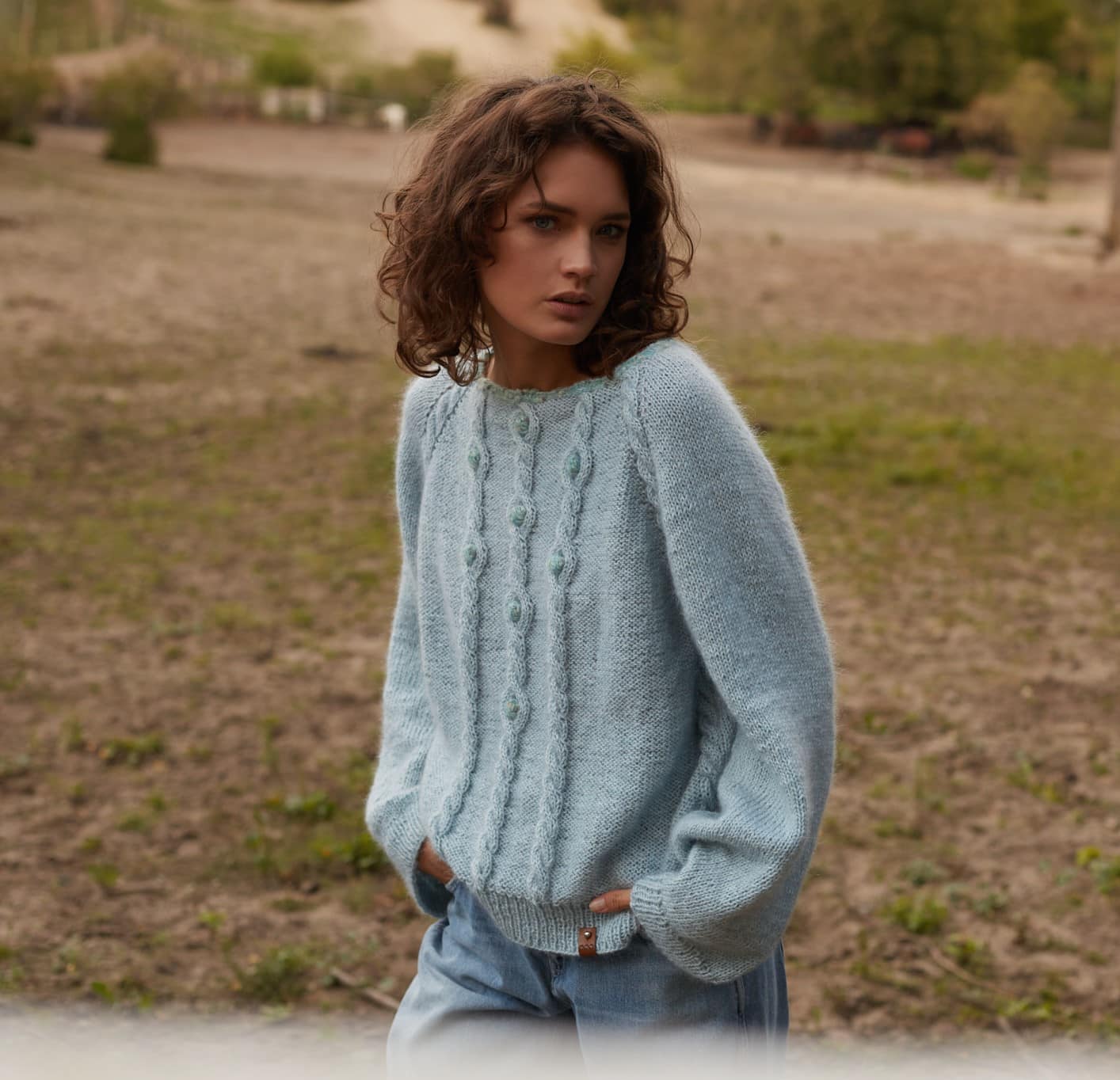 Błękitny sweter z alpaki i moheru handmade ELEMENT No 1 Błękitny sweter z alpaki i moheru handmade ELEMENT No 1 - widok z boku na modelce