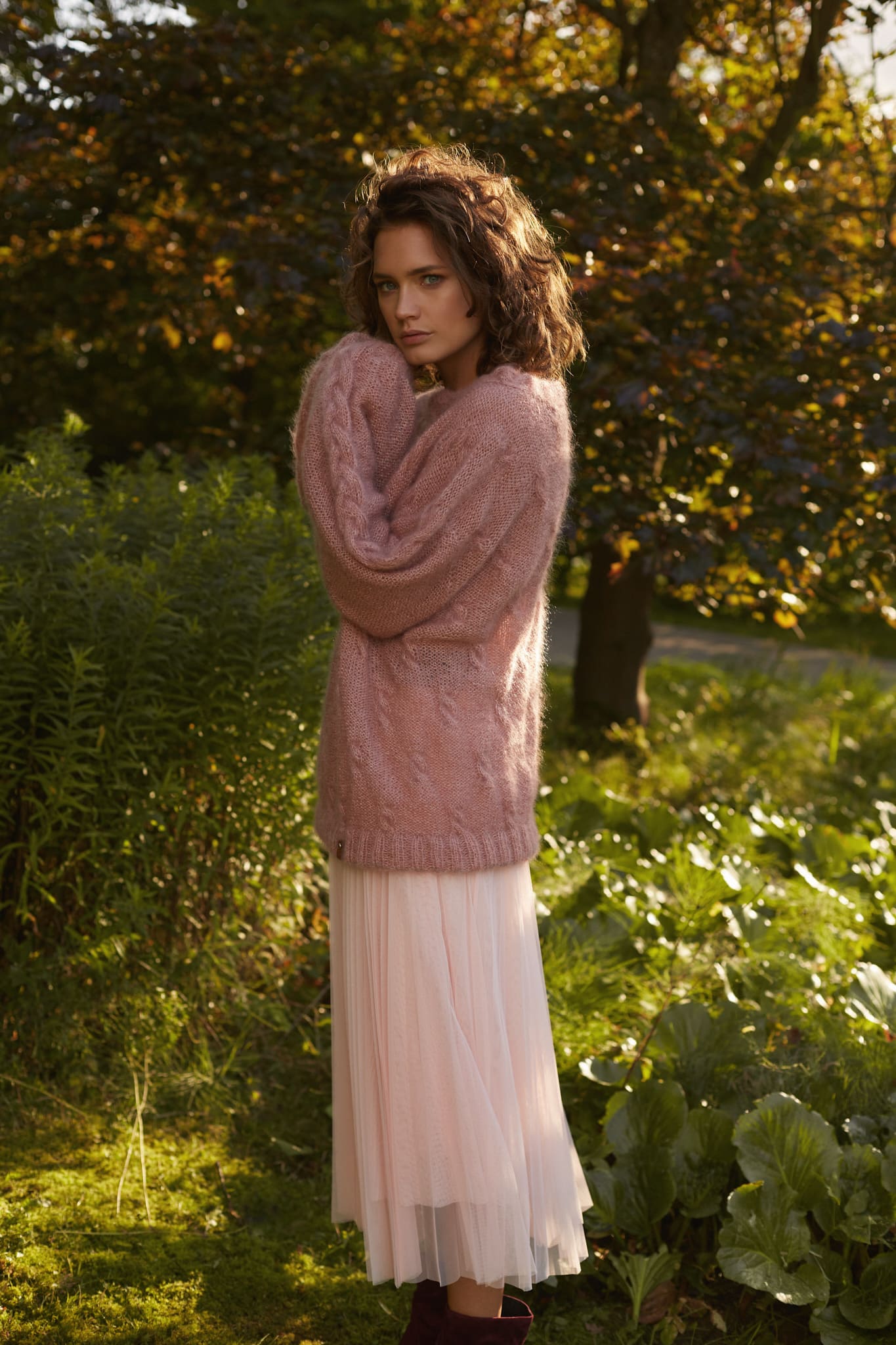 Moherowy sweter HANDMADE - ELEMENT No 1 Sweter z moheru różowy oversize ręcznie robiony Element no 2 zestawiony ze zwiewną pastelową spódnicą na tle zieleni.