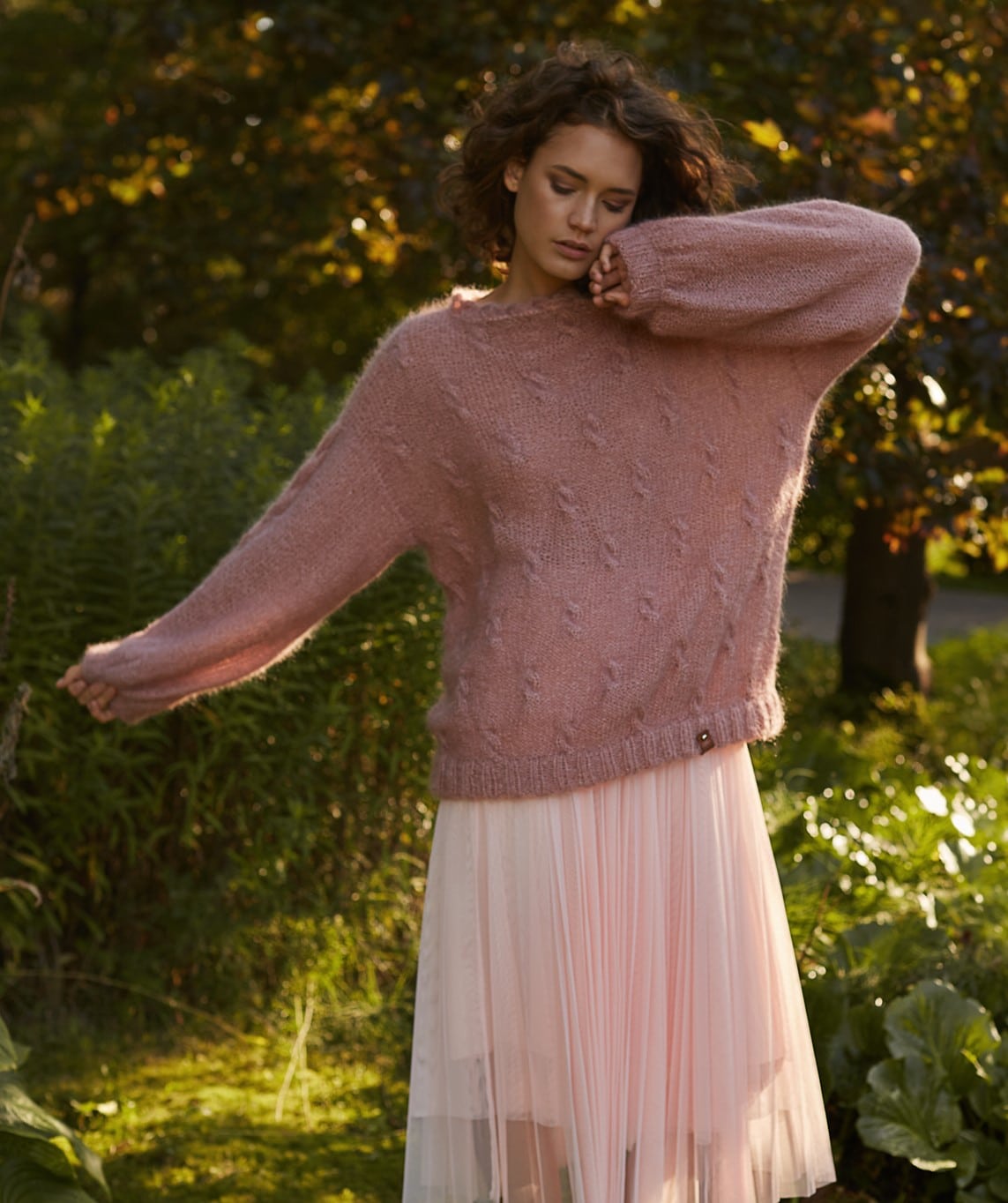 Moherowy sweter HANDMADE - ELEMENT No 2 przydymiony róż Moherowy sweter HANDMADE - ELEMENT No 2 przydymiony róż - widok na modelce z przodu. Zestawiony z jasnoróżową zwiewną spódnicą.