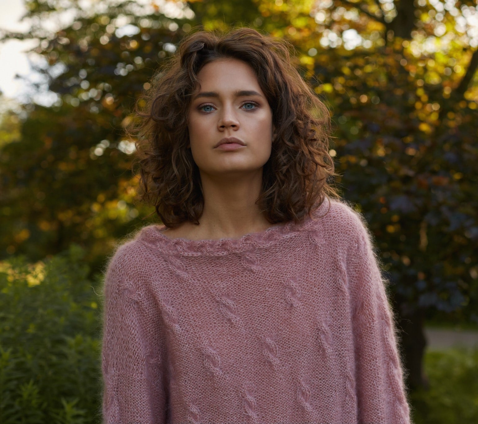 Moherowy sweter HANDMADE - ELEMENT No 2 przydymiony róż - dekolt Moherowy sweter HANDMADE - ELEMENT No 2 przydymiony róż - widok na górną część swetra - dekolt w łódkę