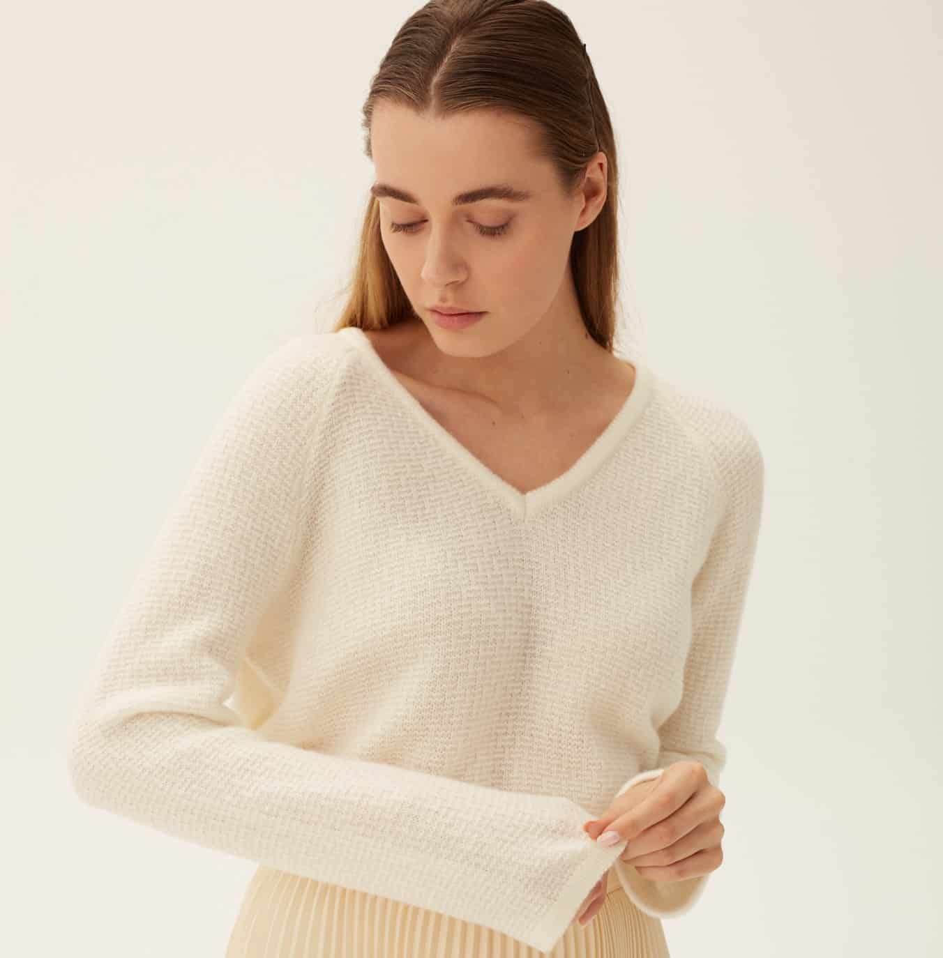 Sweter z merynosa ESSENTIAL V-NECK No 1 biały Ręcznie robiony na drutach sweter z merynosa ESSENTIAL V-NECK No 1 biały - widok przodu na modelce