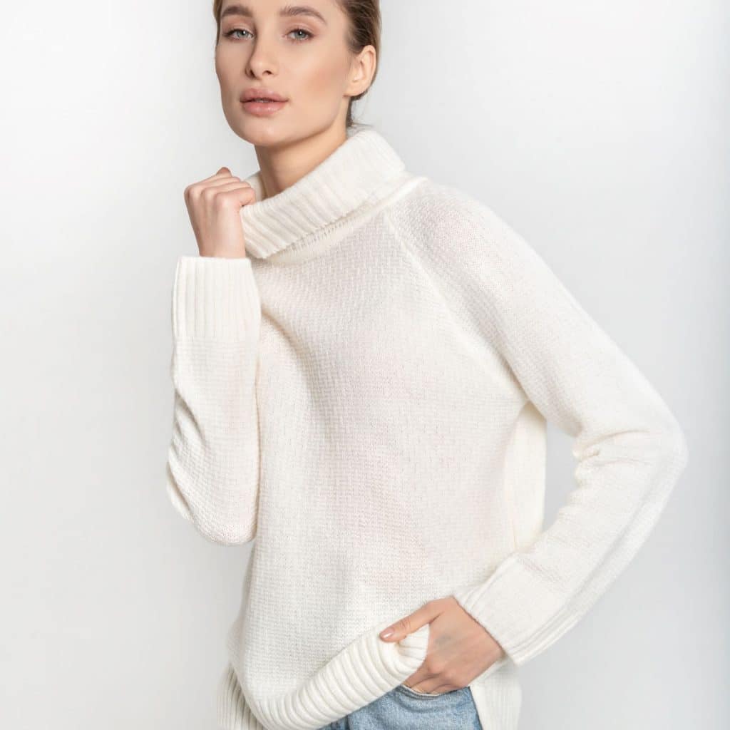 Ręcznie robiony na drutach biały golf z merynosa ESSENTIAL No 1 - widok na modelce z przodu