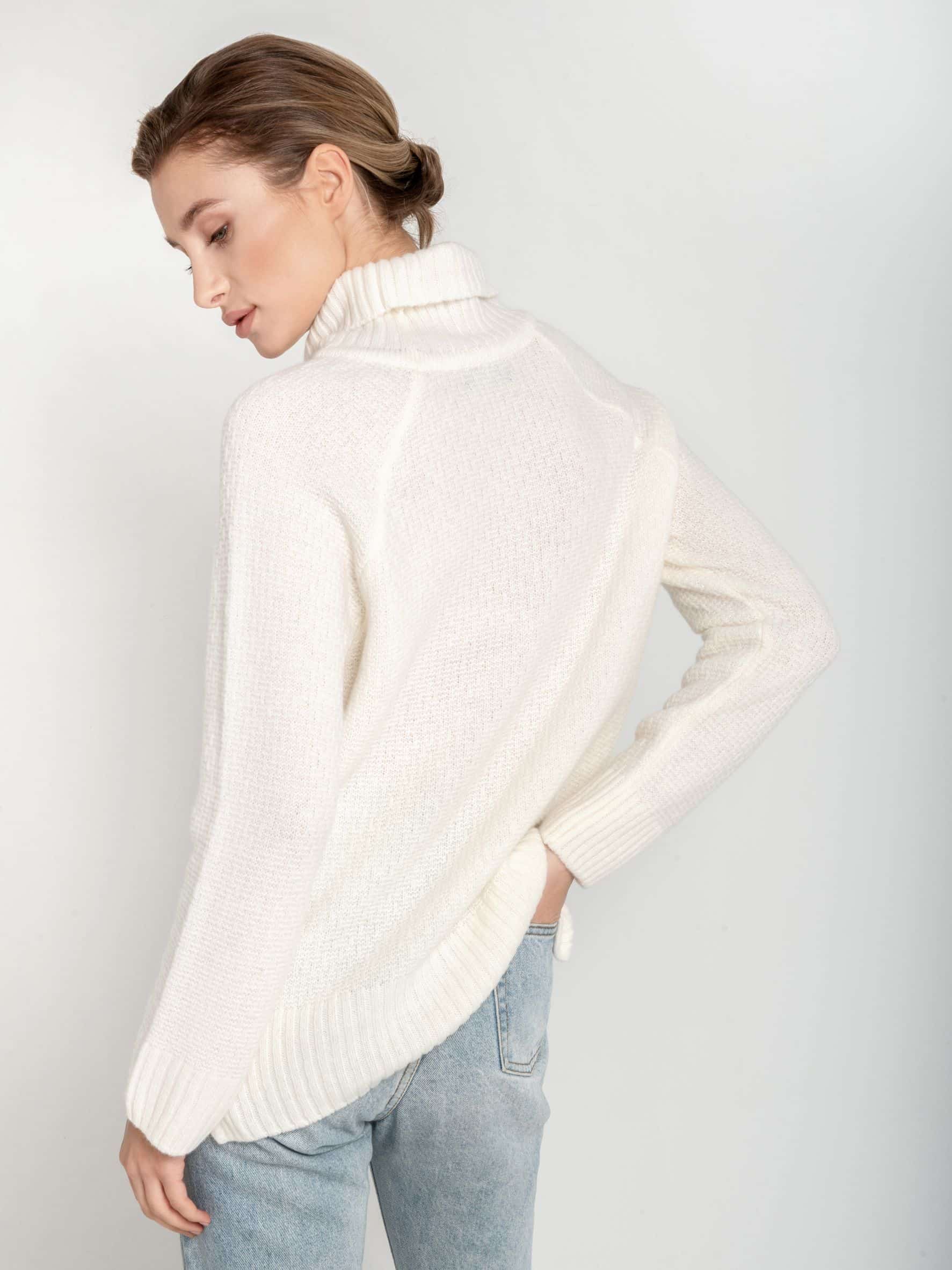 Golf z wełny merynosa - ESSENTIAL No 1 śmietankowa biel - tył Ręcznie robiony na drutach golf z merynosa śmietankowy ESSENTIAL No 1 - widok z tyłu na modelce