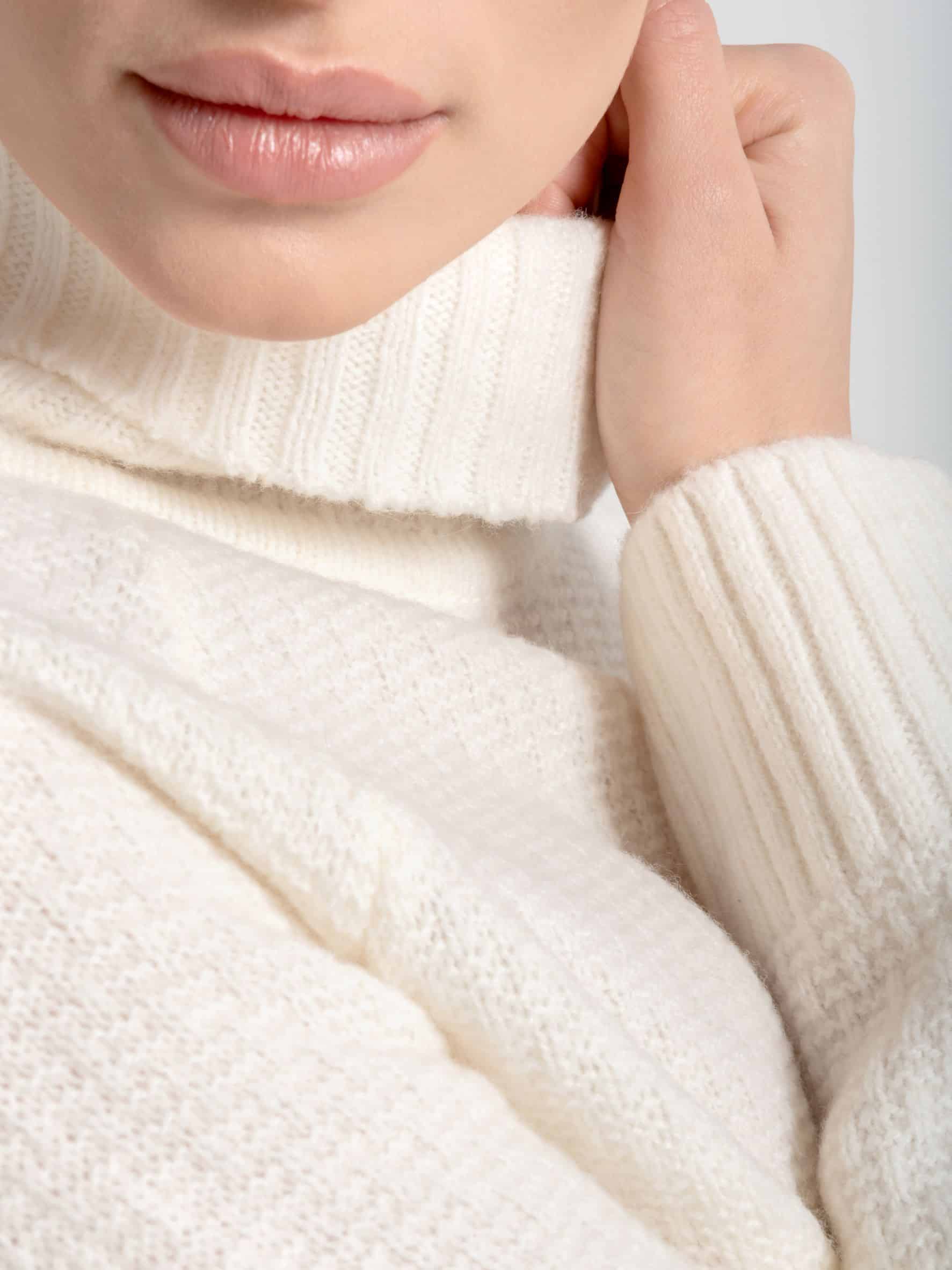 Golf z wełny merynosa - ESSENTIAL No 1 śmietankowa biel - detal Golf z wełny merynosa - ESSENTIAL No 1 śmietankowa biel - zbliżenie na ściągacze