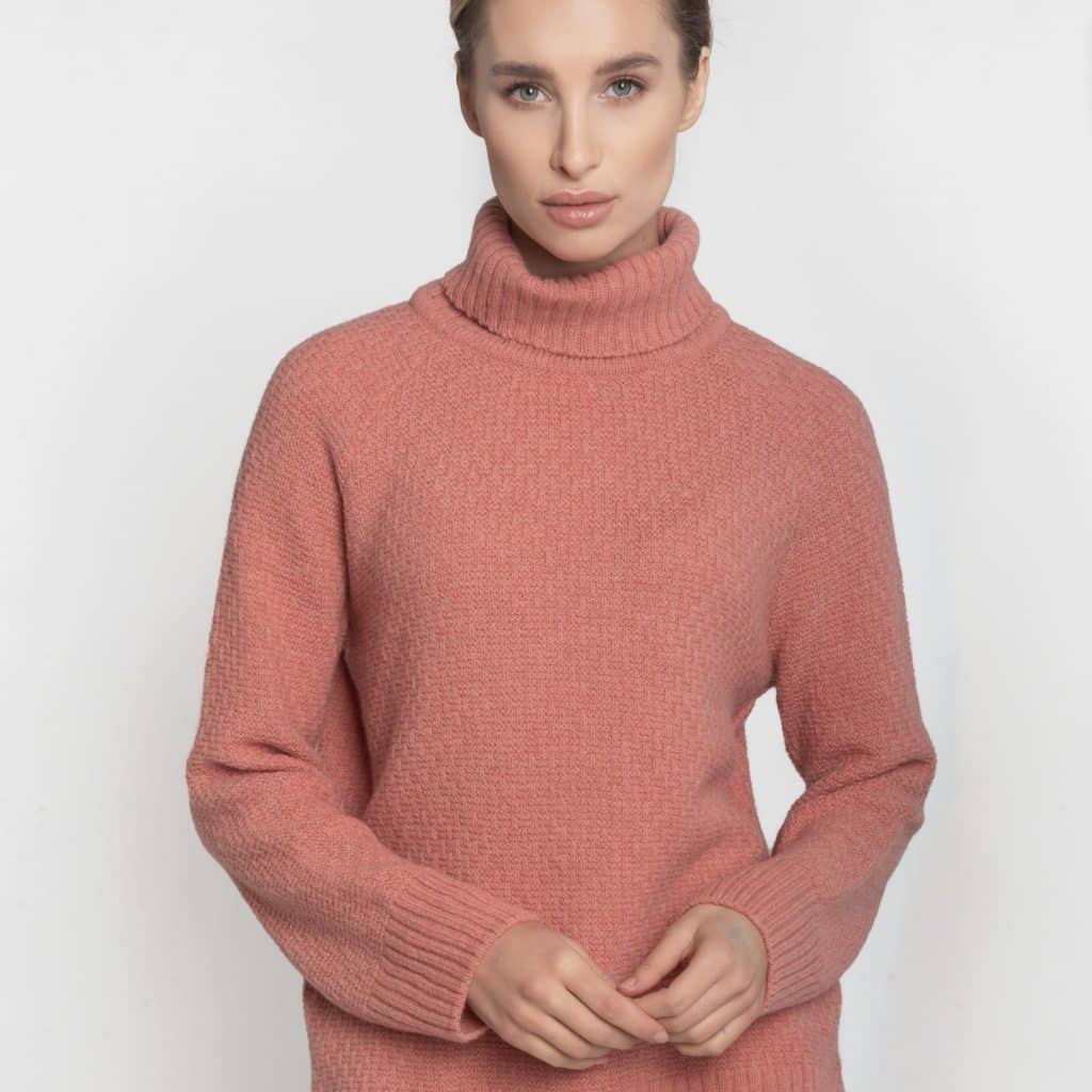 Ręcznie robiony na drutach koralowy golf z merynosa ESSENTIAL No 1 na modelce - widok z przodu