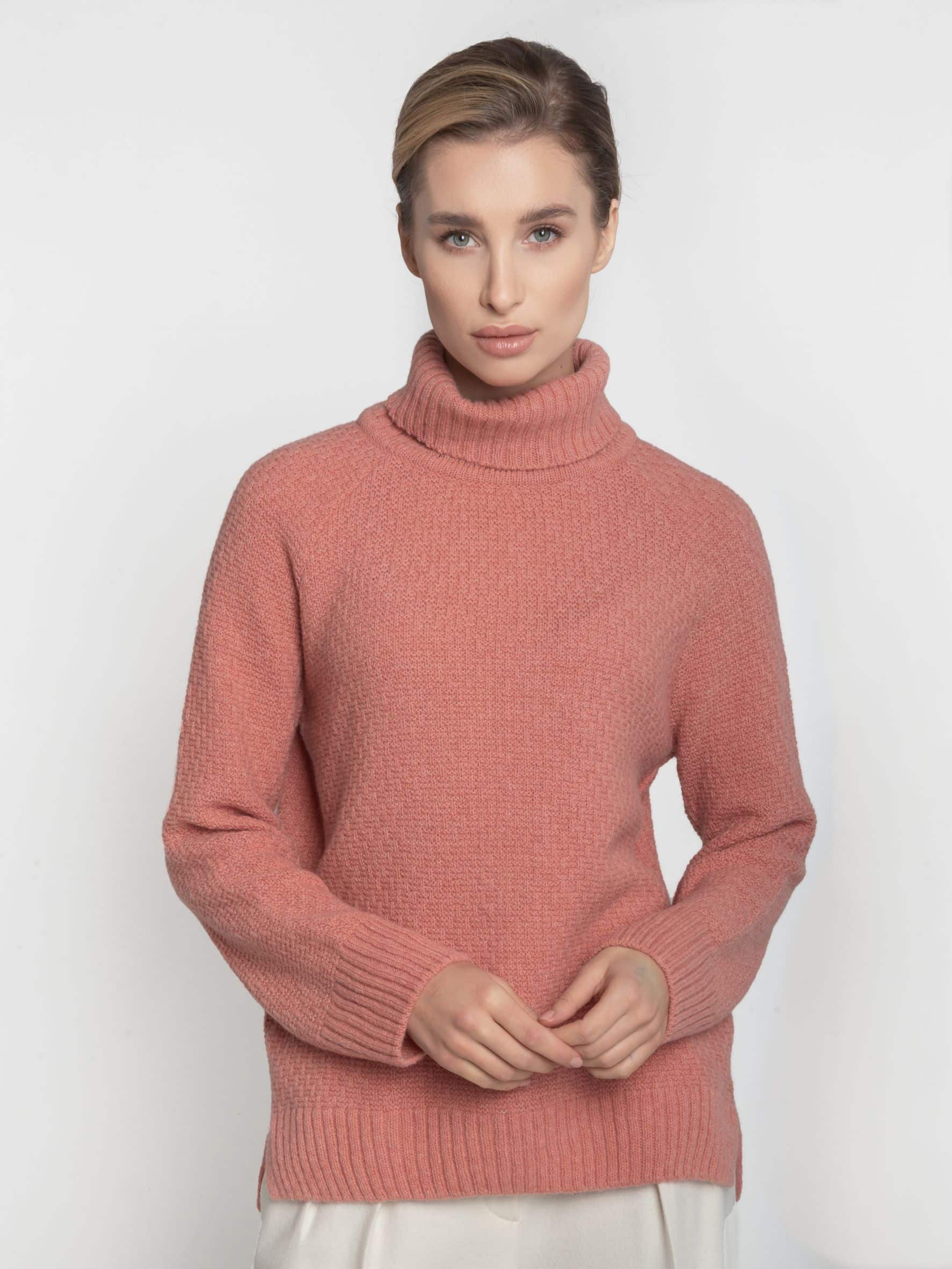 Golf z wełny merynosa handmade ESSENTIAL No 1 koralowy LIMITED EDITION Ręcznie robiony na drutach koralowy golf z merynosa ESSENTIAL No 1 na modelce - widok z przodu