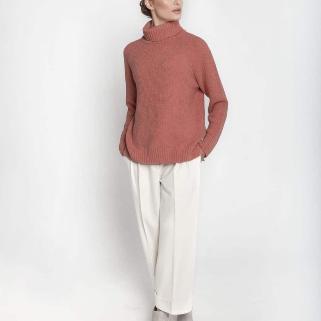 Golf z wełny merynosa handmade ESSENTIAL No 1 koralowy zestawiony z białymi spodniami i szarymi botkami