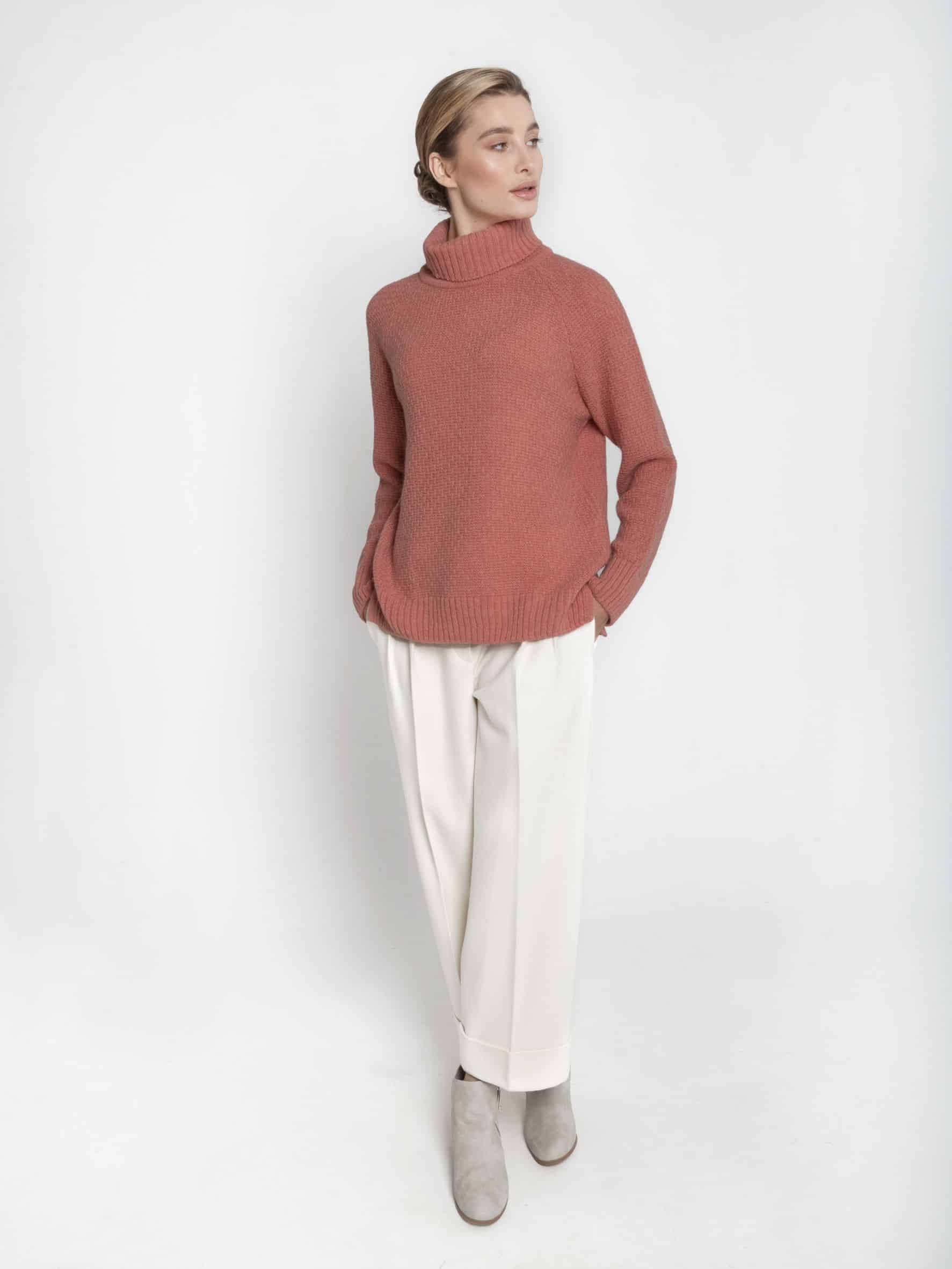 Golf z wełny merynosa - ESSENTIAL No 1 koralowy - LIMITED EDITION Golf z wełny merynosa handmade ESSENTIAL No 1 koralowy zestawiony z białymi spodniami i szarymi botkami