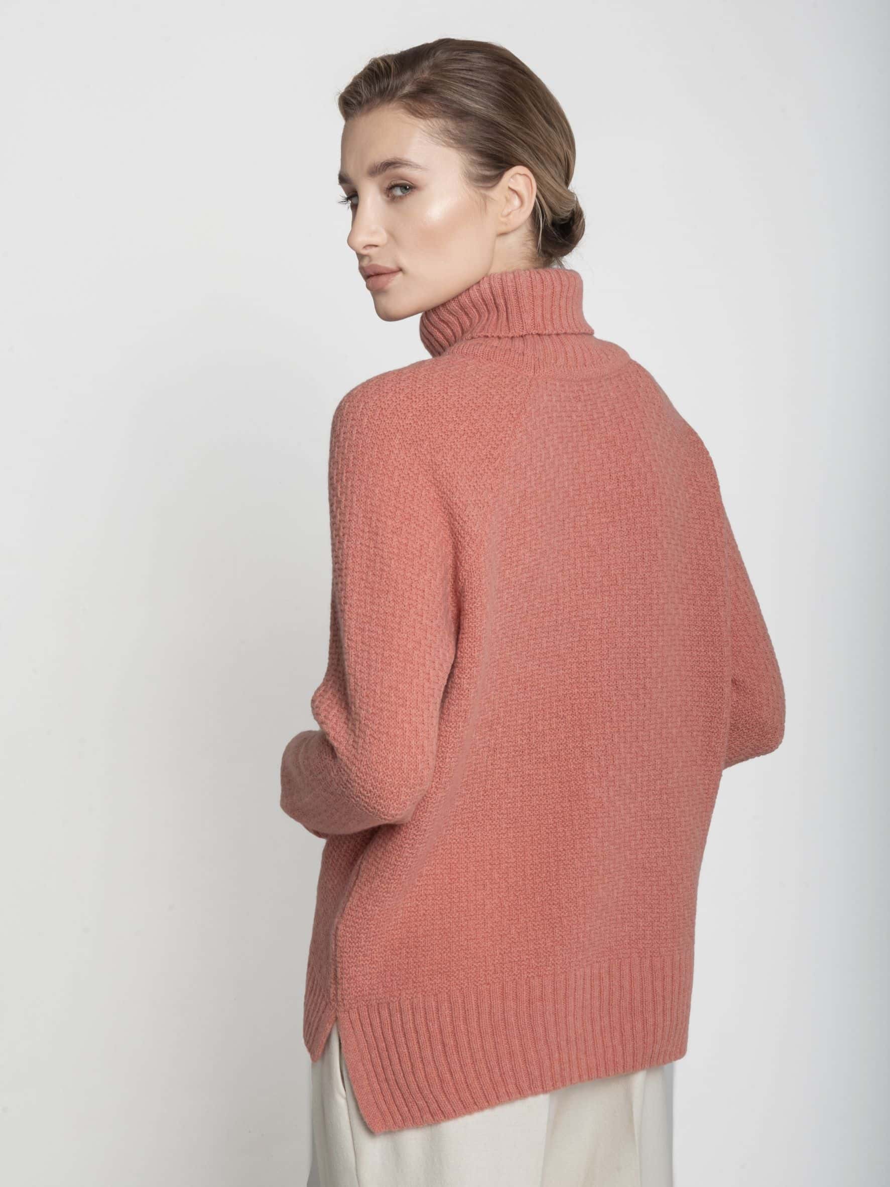 Golf z wełny merynosa - ESSENTIAL No 1 koralowy - LIMITED EDITION - tył Golf z merynosa handmade ESSENTIAL No 1 koralowy - widok z tyłu