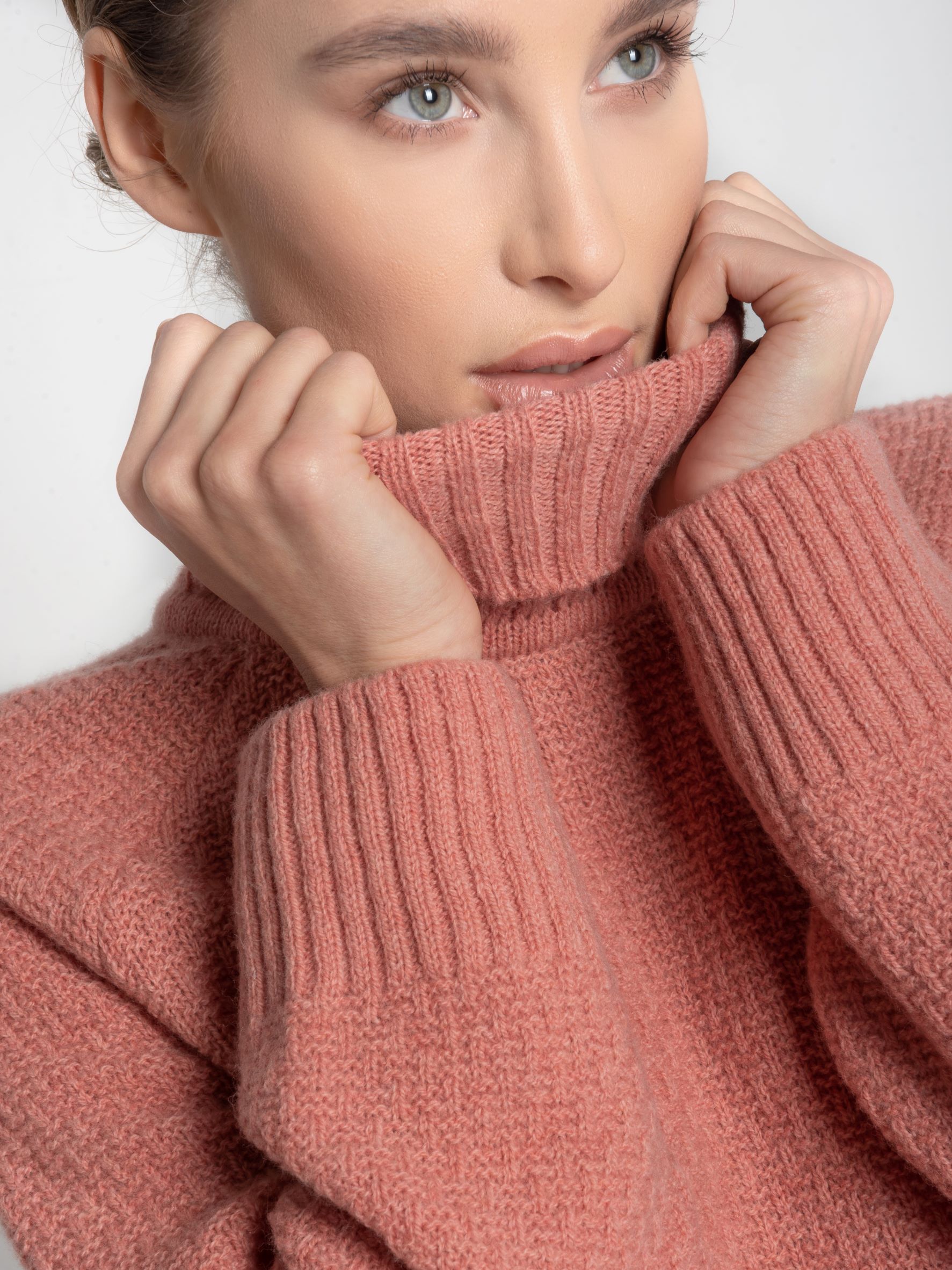 Golf z wełny merynosa - ESSENTIAL No 1 koralowy - LIMITED EDITION - detal Golf z wełny merynosa handmade ESSENTIAL No 1 koralowy - zbliżenie na detale