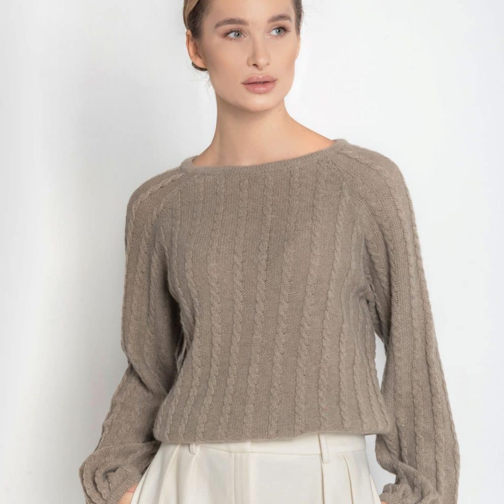 Sweter handmade z merynosa i kaszmiru ESSENTIAL No 1 taupe - widok z przodu na modelce w białych spodniach