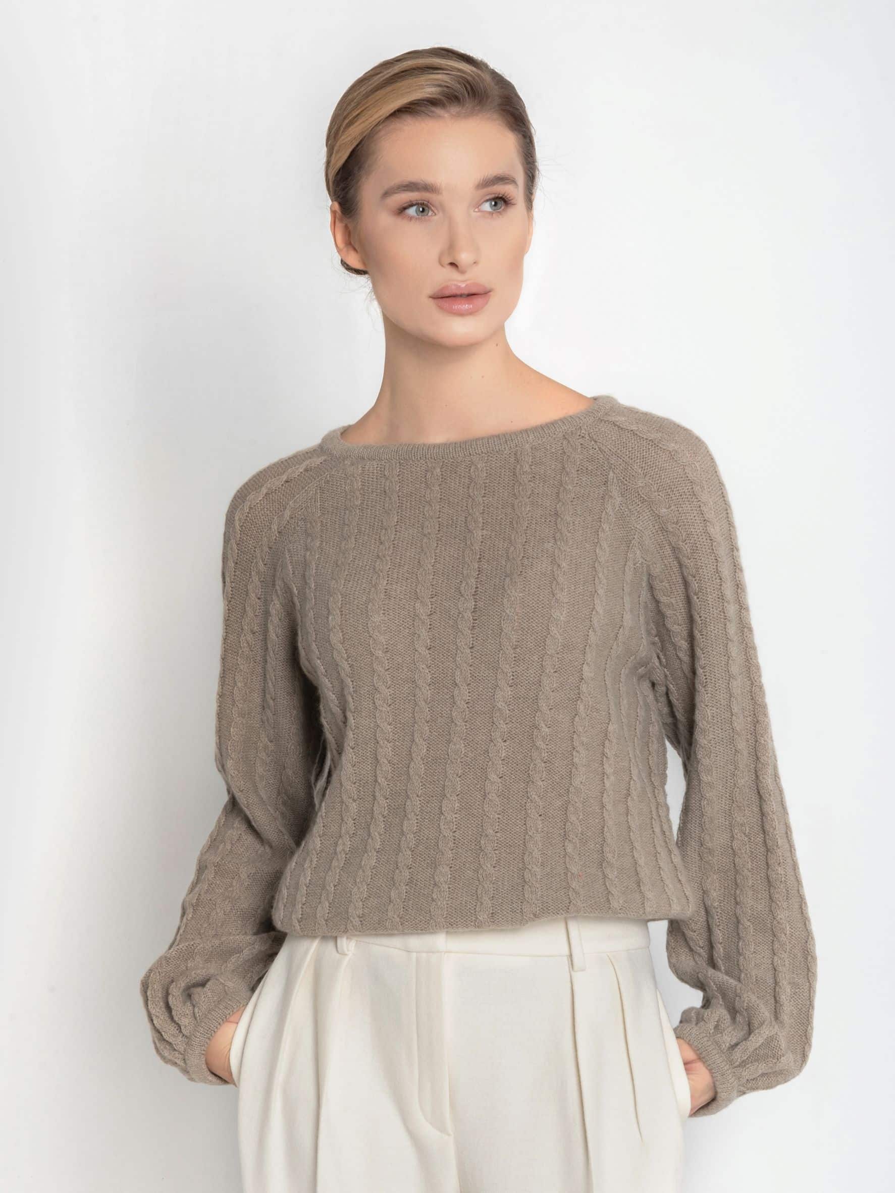 Sweter z wełny merynosa i kaszmiru handmade ESSENTIAL No 1 taupe Sweter handmade z merynosa i kaszmiru ESSENTIAL No 1 taupe - widok z przodu na modelce w białych spodniach