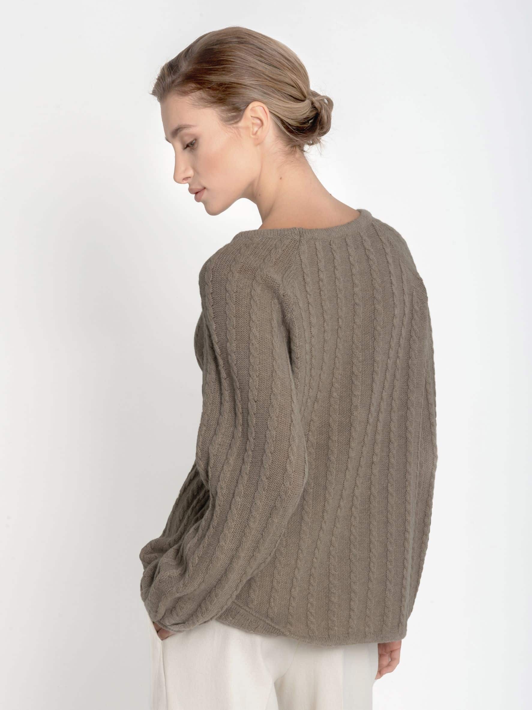 Sweter z wełny merynosa i kaszmiru - ESSENTIAL No 1 taupe - tył Sweter handmade z merynosa i kaszmiru ESSENTIAL No 1 taupe - widok z tyłu na modelce w białych spodniach
