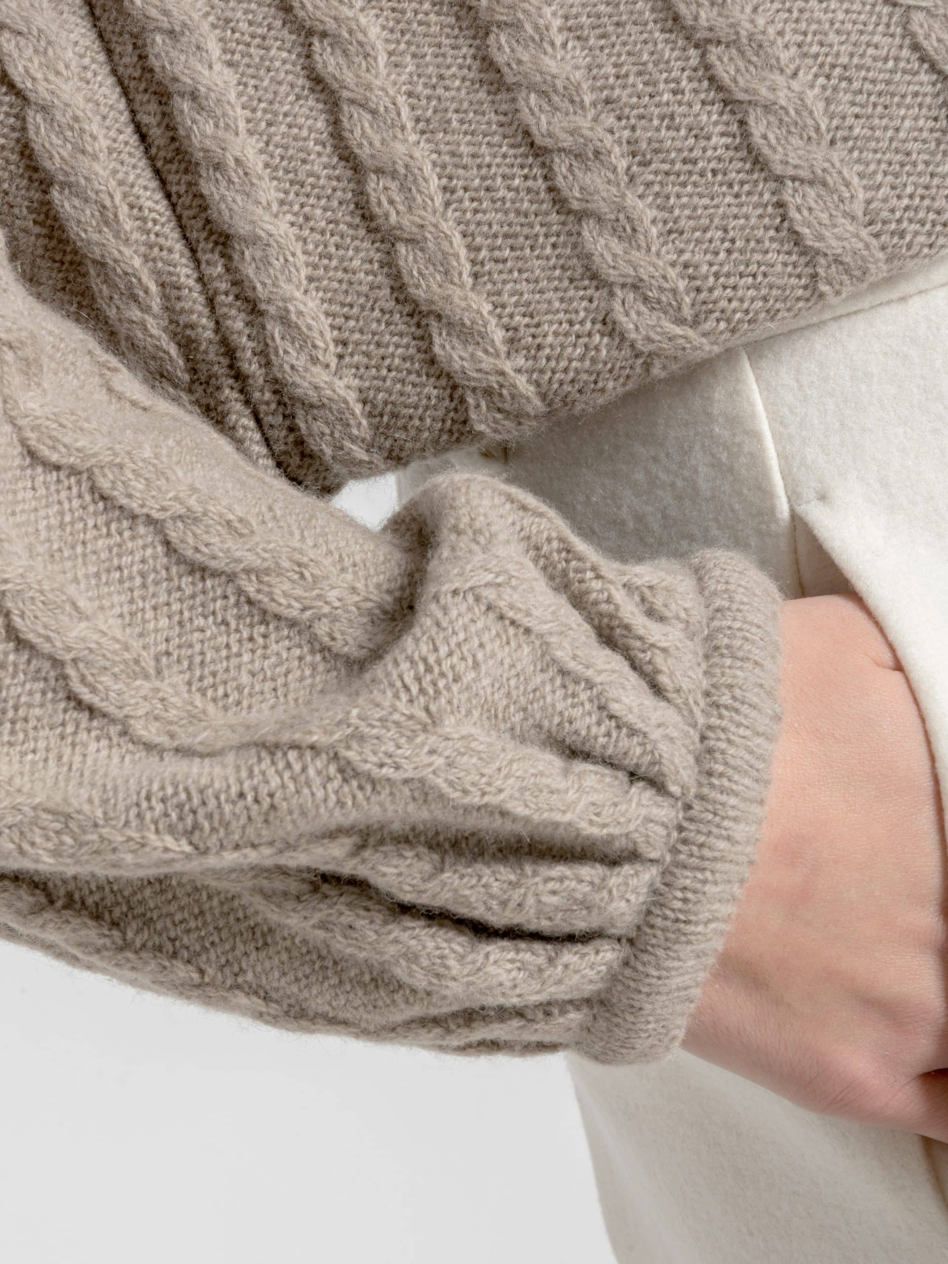 Sweter z wełny merynosa i kaszmiru - ESSENTIAL No 1 taupe - rękaw Sweter z merynosa i kaszmiru ESSENTIAL No 1 taupe - rękaw ze ściągaczem i warkoczowym splotem