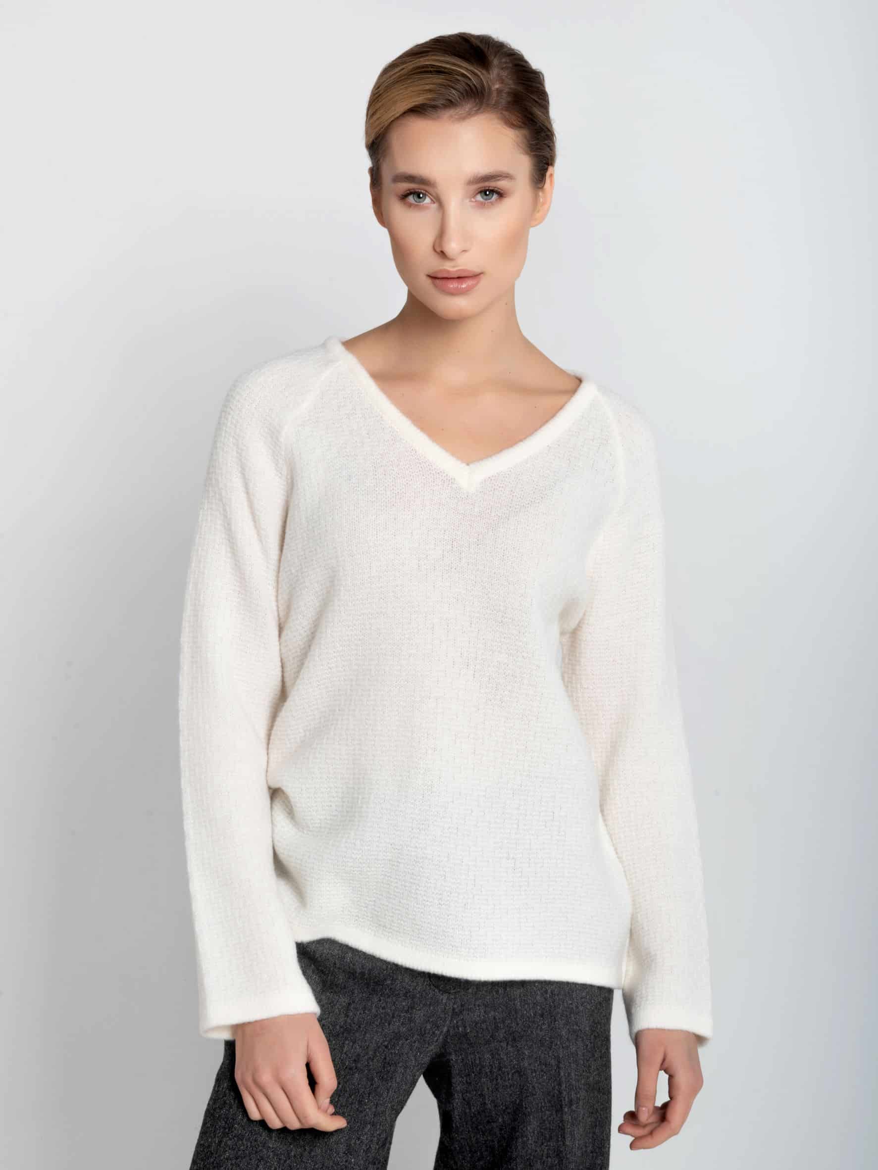 Sweter z merynosa ESSENTIAL V-neck No 1 śmietankowa biel Biały sweter z merynosa z dekoltem w serek ESSENTIAL V-neck No 1 na modelce z widokiem z przodu