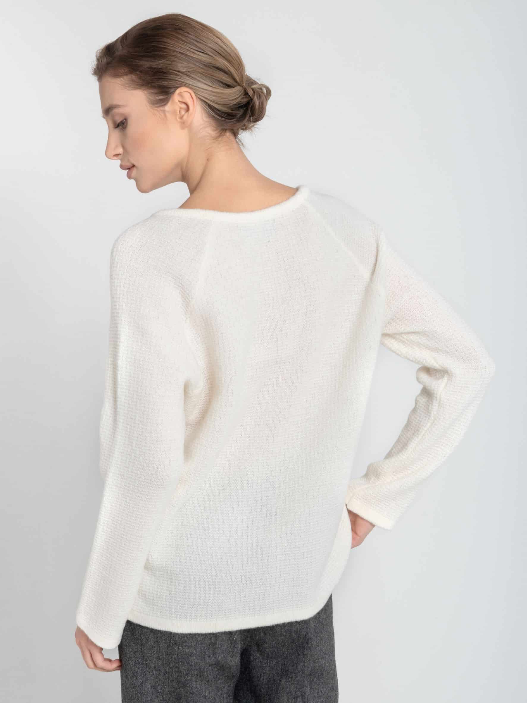 Sweter ESSENTIAL V-neck No 1 śmietankowa biel - tył Biały sweter z merynosa ESSENTIAL V-NECK No 1 - widok z tyłu na modelce