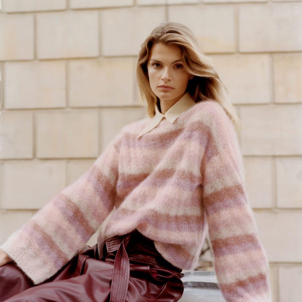 Różowy sweter w paski - kolekcja jesień/zima 2021/2022 Aleksandra Suska - zestawiony ze skórzanymi bermudami i białą koszulą