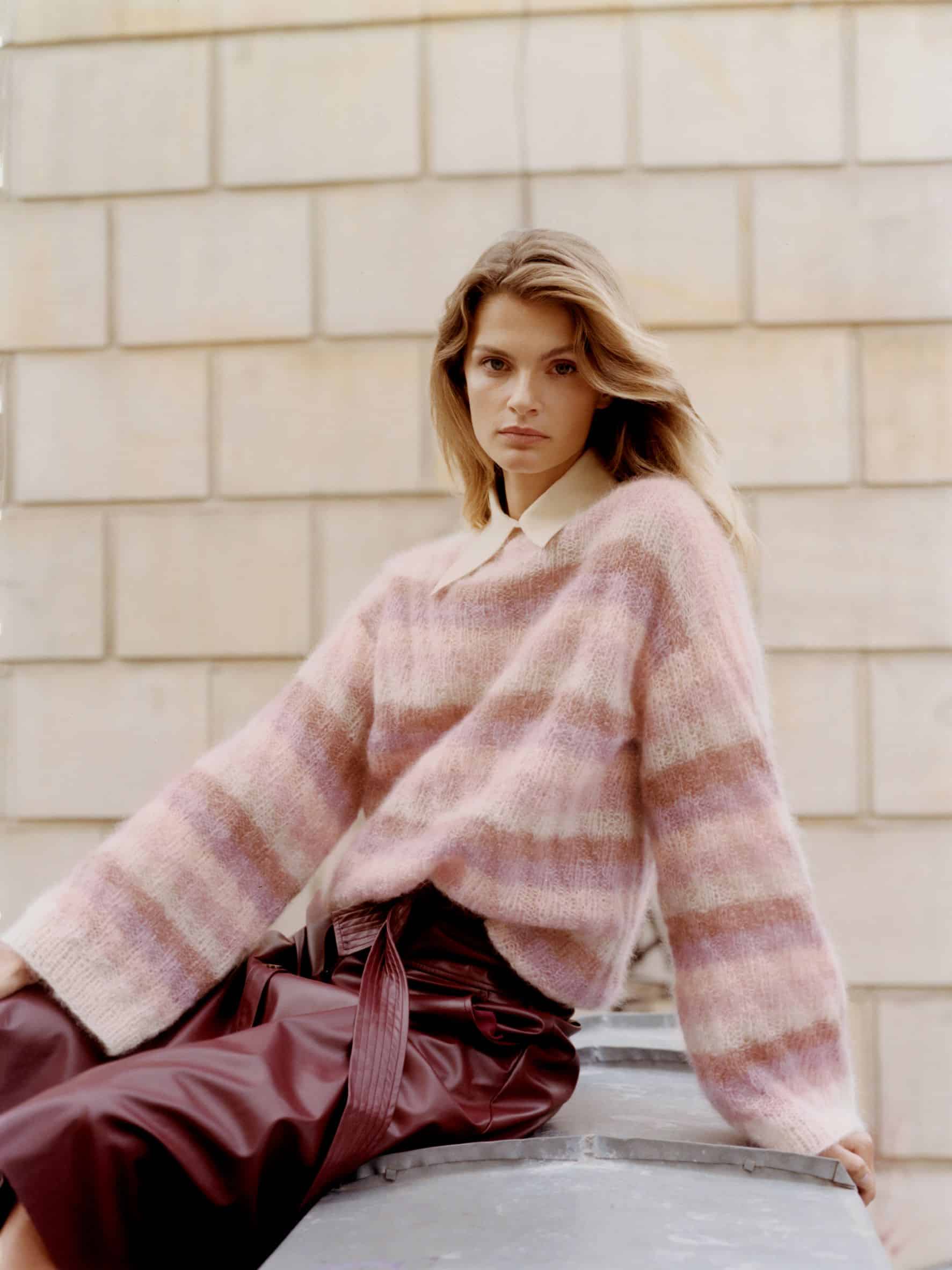 Różowy sweter w paski - kolekcja jesień/zima 2021/2022 Różowy sweter w paski - kolekcja jesień/zima 2021/2022 Aleksandra Suska - zestawiony ze skórzanymi bermudami i białą koszulą