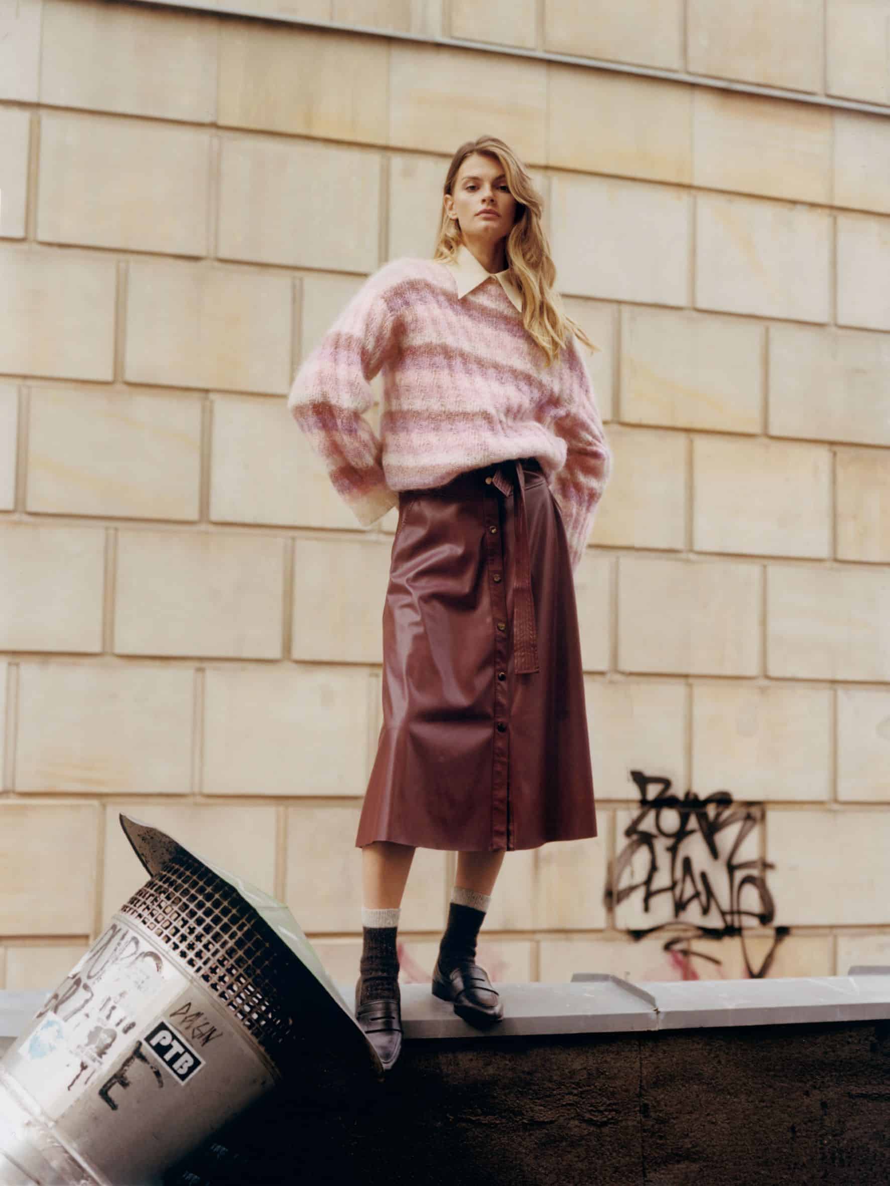 Moherowy sweter HANDMADE - LAUREN No 1 Różowy moherowy sweter handmade LAUREN No 1 zestawiony ze skórzaną spódnicą i białą koszulą