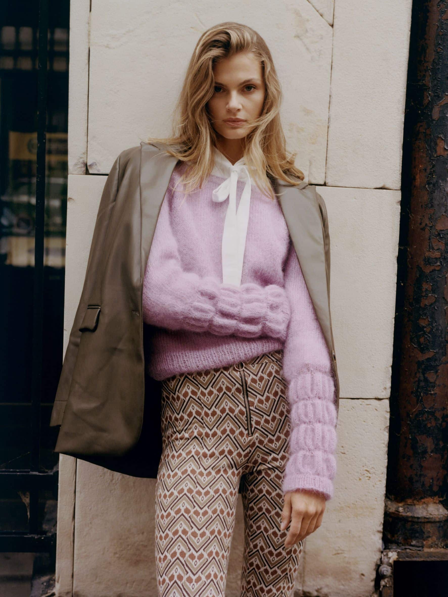 Liliowy sweter wełniany - jesień/zima 2021/2022 Aleksandra Suska - zestawiony z wzorzystymi spodniami i marynarką