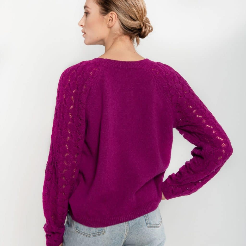 Jagodowy sweter z merynosa ESSENTIAL No 2 z ażurowymi rękawami z tyłu