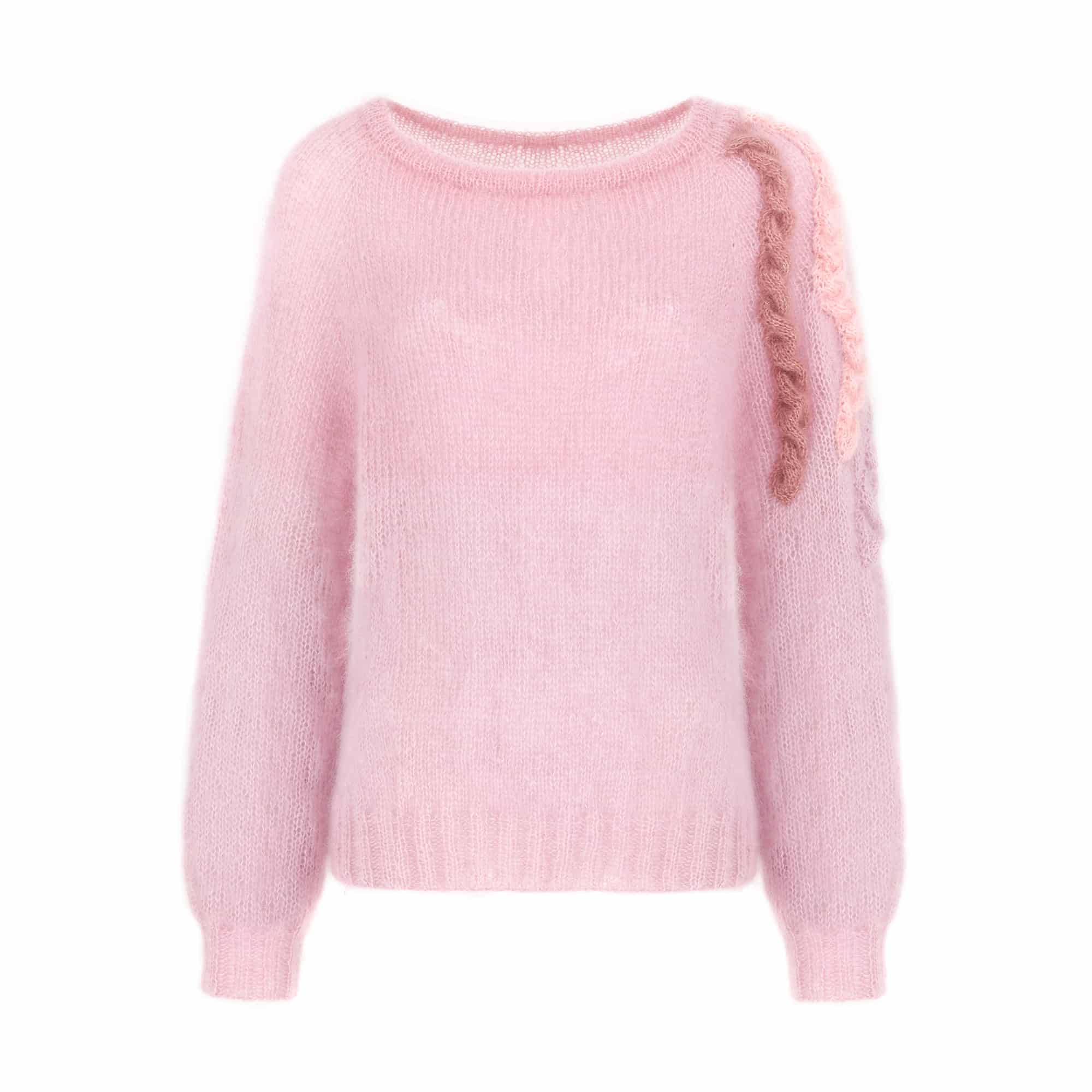 Moherowy sweter HANDMADE LAUREN No 2 różowy Różowy sweter moherowy LAUREN No 2 z bufiastymi rękawami i ozdobną aplikacją na jednym ramieniu - widok z przodu