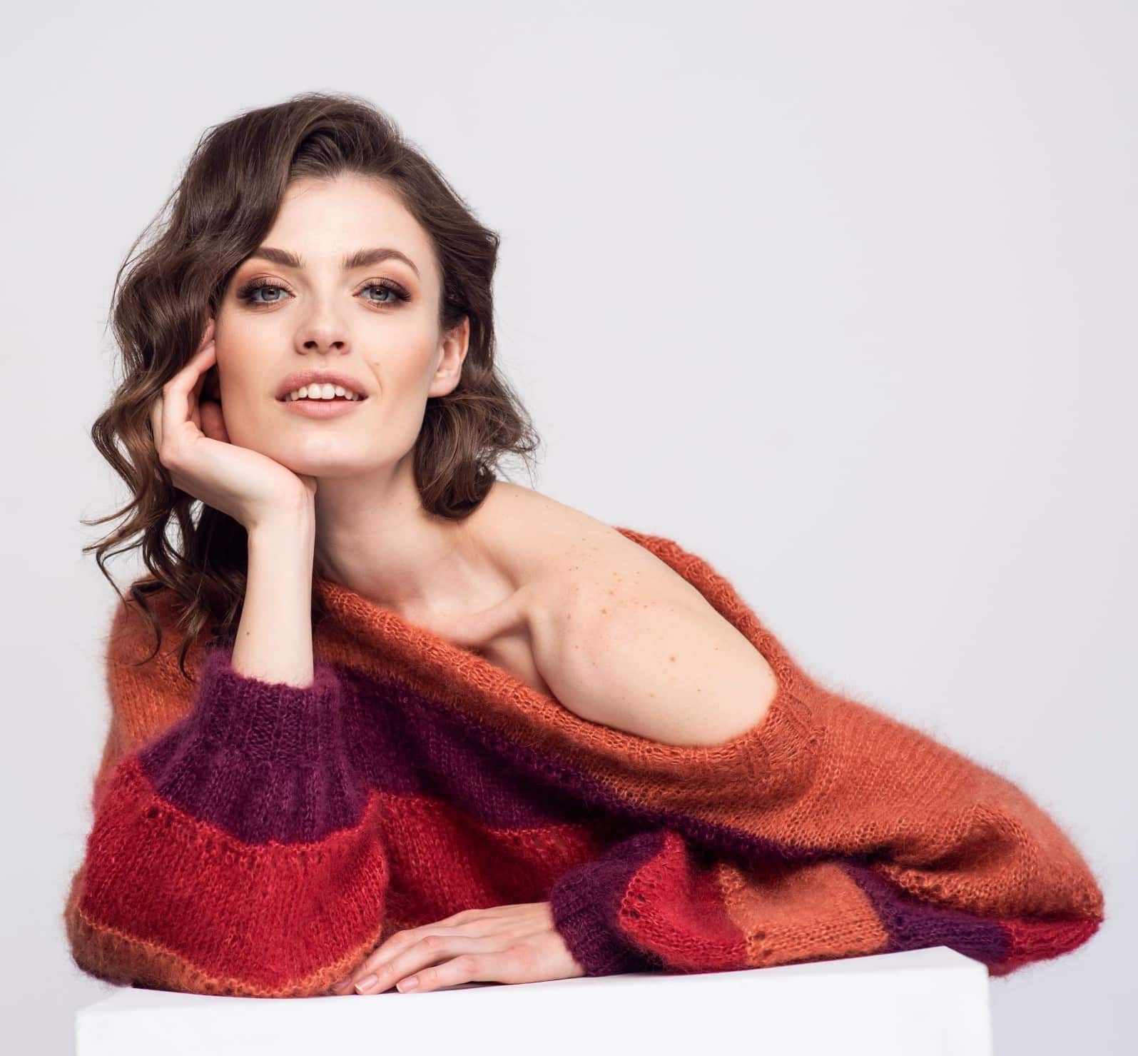 Sweter w jesiennych odcieniach z opadającym ramieniem