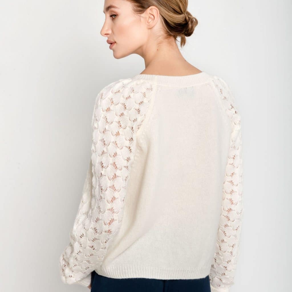 Biały sweter z merynosa ESSENTIAL No 2 z ażurowymi rękawami - widok z tyłu